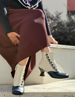Image of MaryPoppins Cream tronchetto stile vintage in pelle blu e panna artigianale Lagattaconglistivali