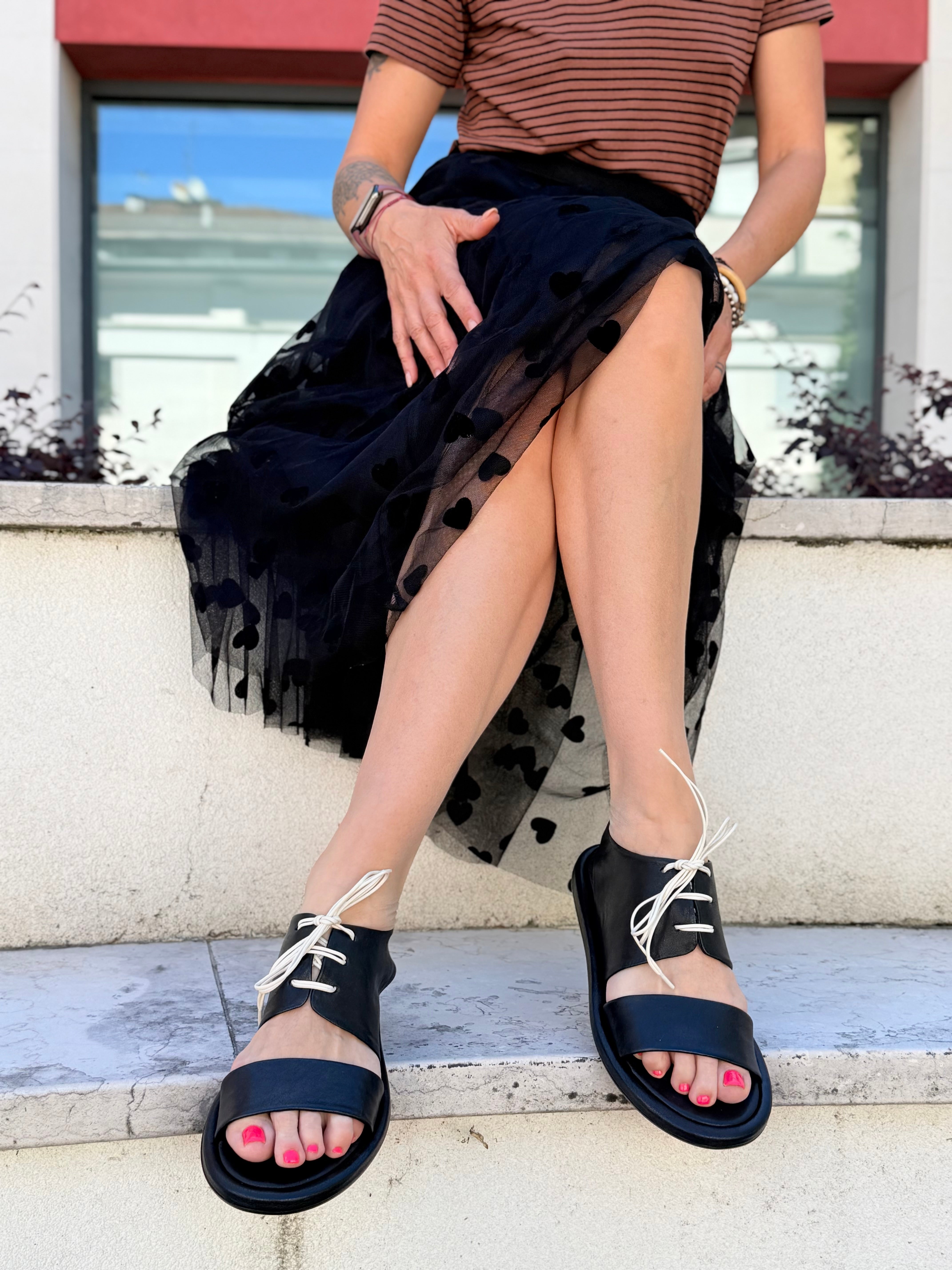 Image of Pennylace Black sandalo basso in pelle nera artigianale marchigiana