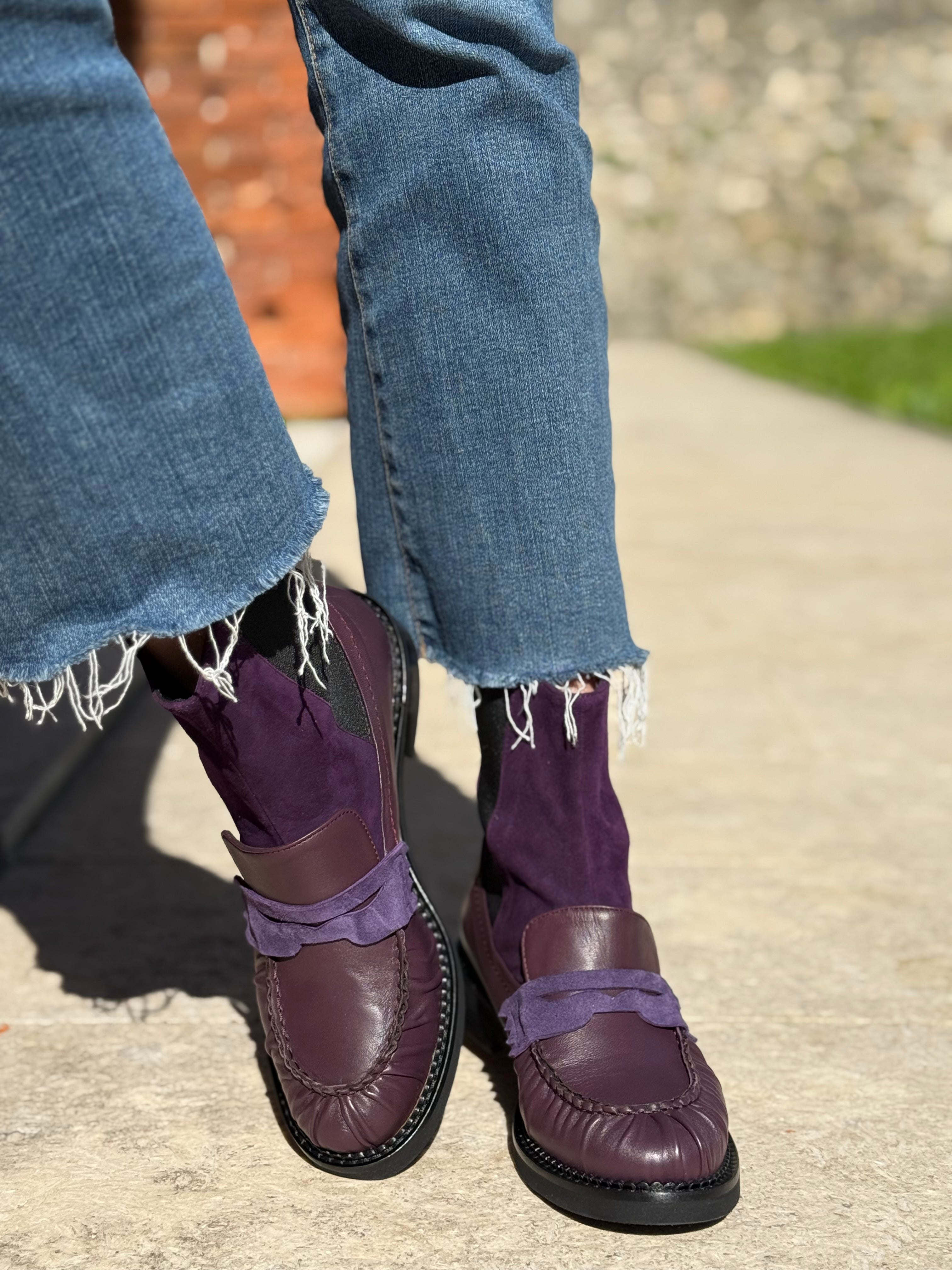 Image of Banksy Purple stivaletto beatles in nappa prugna e camoscio viola artigianale marchigiana