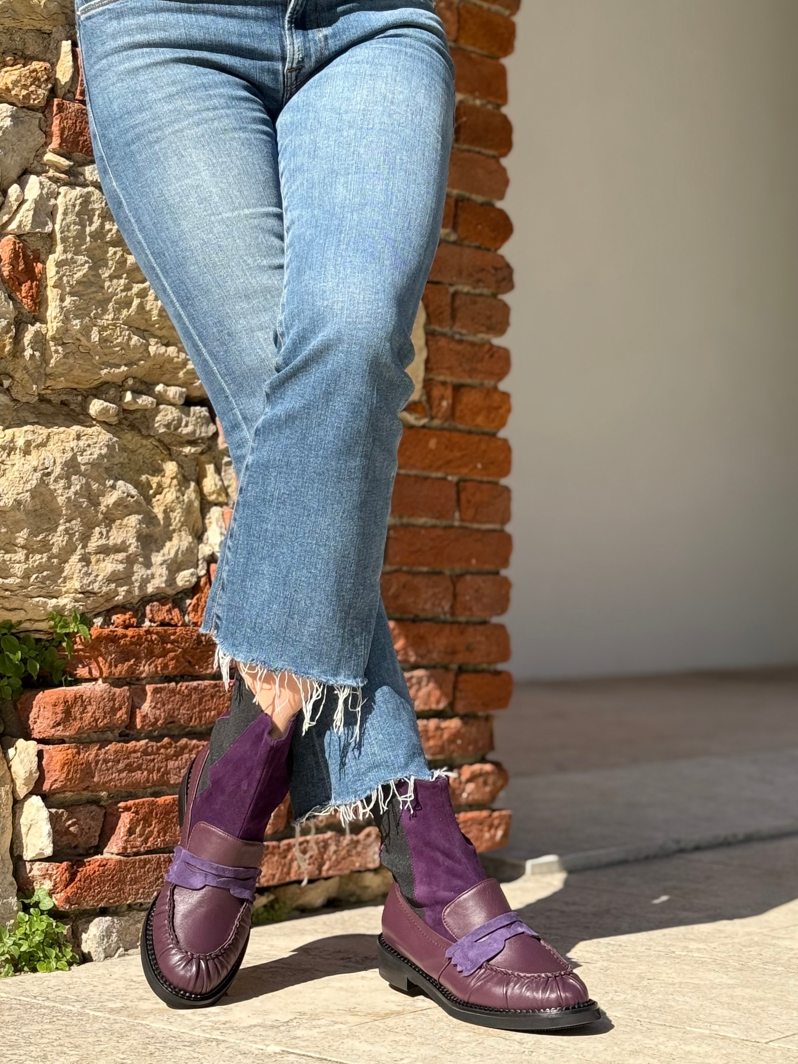 Image of Banksy Purple stivaletto beatles in nappa prugna e camoscio viola artigianale marchigiana