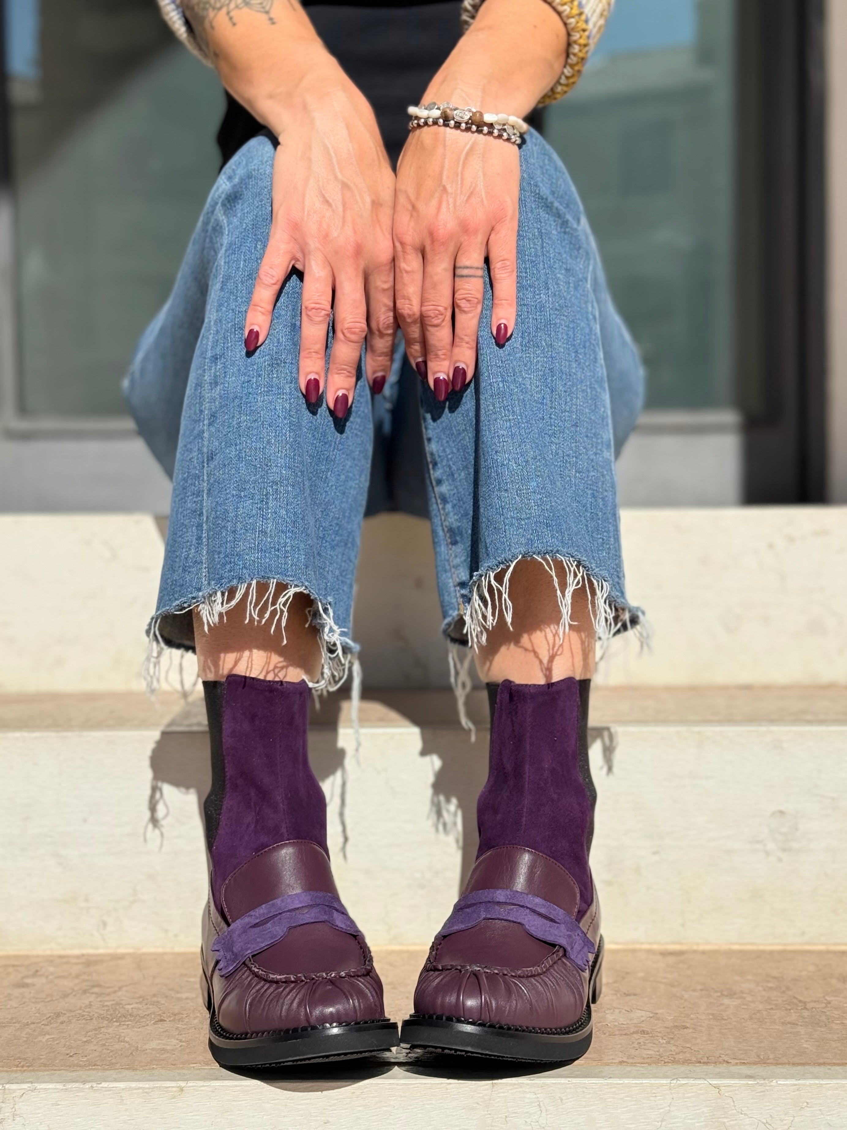 Image of Banksy Purple stivaletto beatles in nappa prugna e camoscio viola artigianale marchigiana