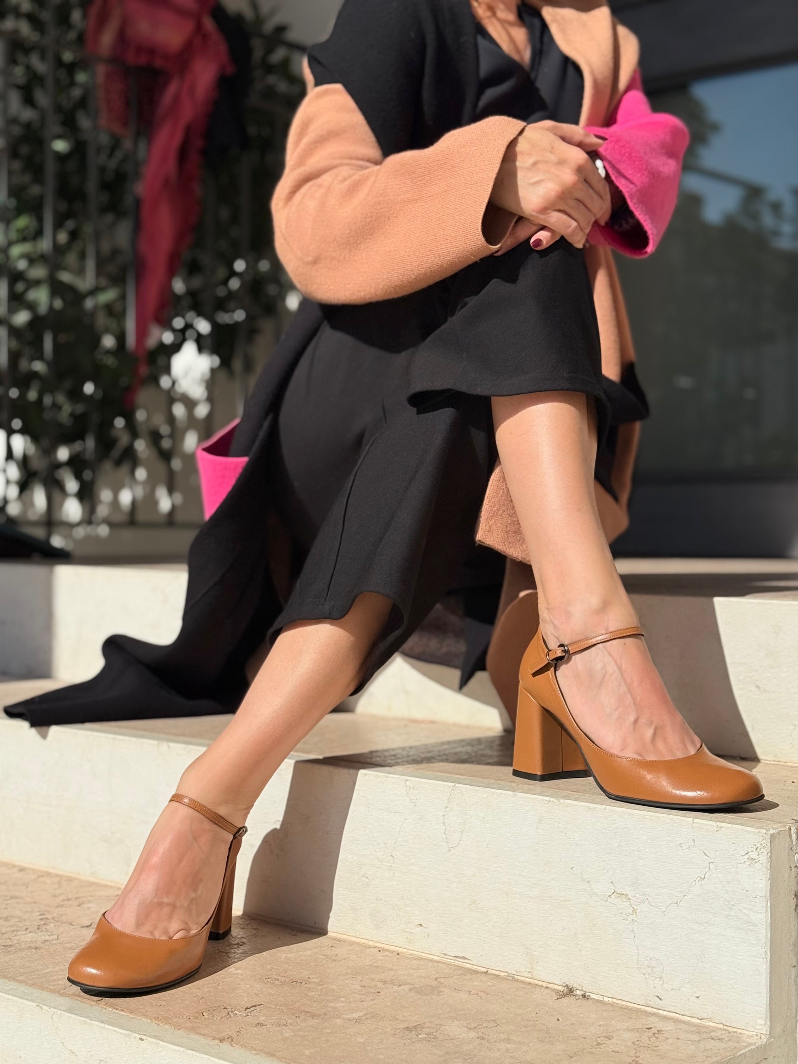 Image of Piper Cuoio decolletè in nappa marrone con cinturino tacco 8 artigianale marchigiana