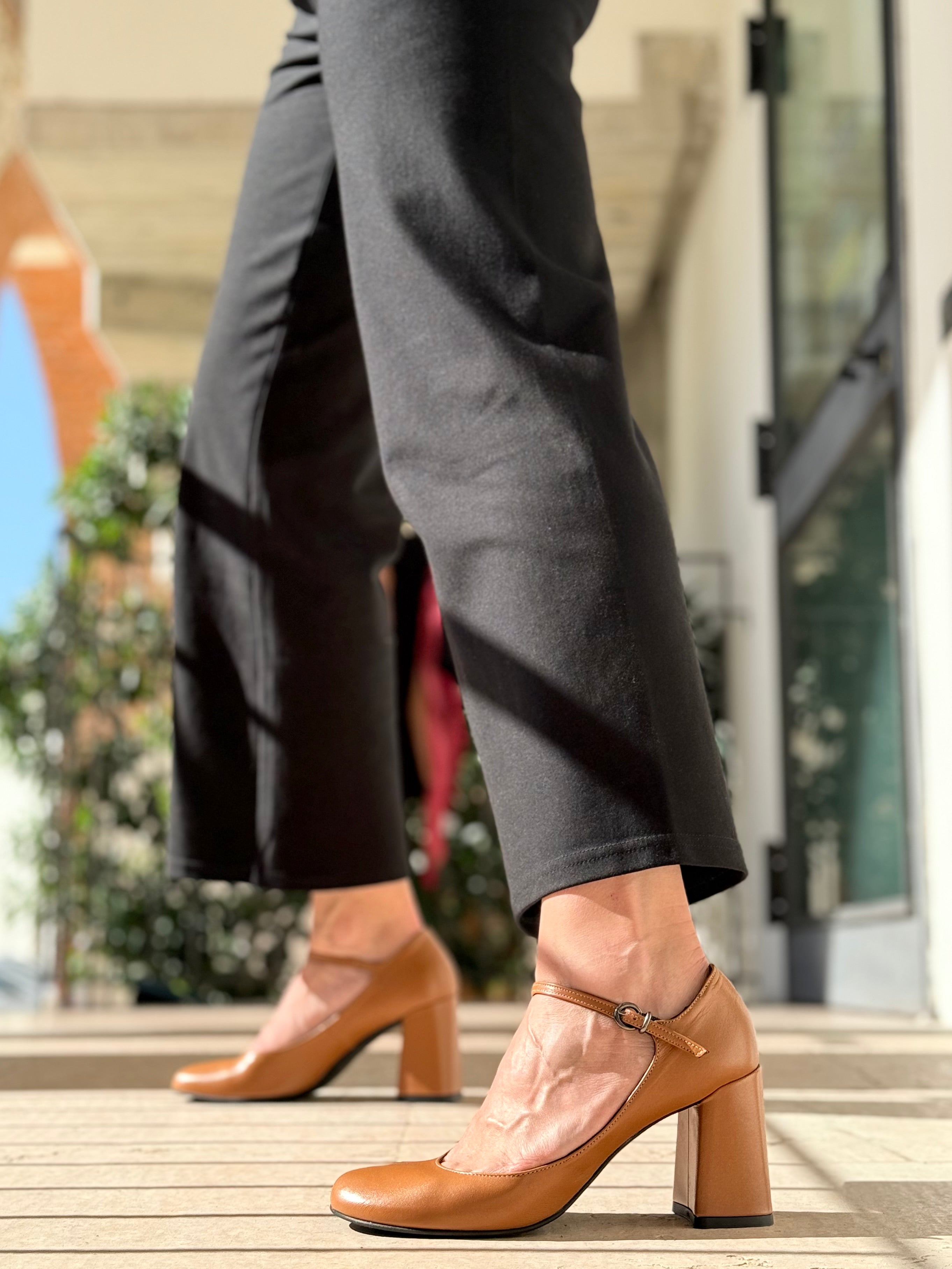 Image of Piper Cuoio decolletè in nappa marrone con cinturino tacco 8 artigianale marchigiana