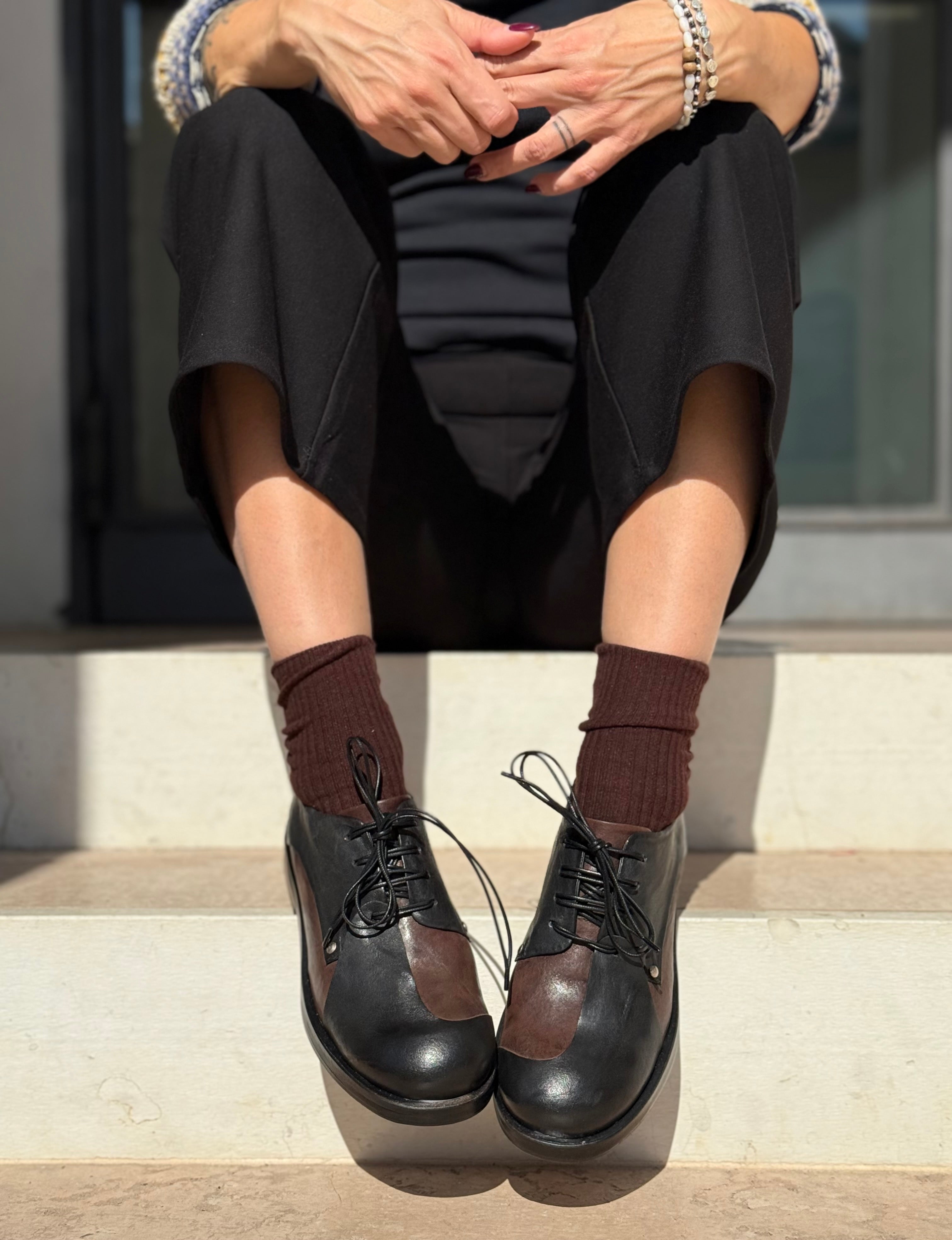 Image of Clash Black scarpa bassa allacciata in nappa nera e marrone artigianale marchigiana