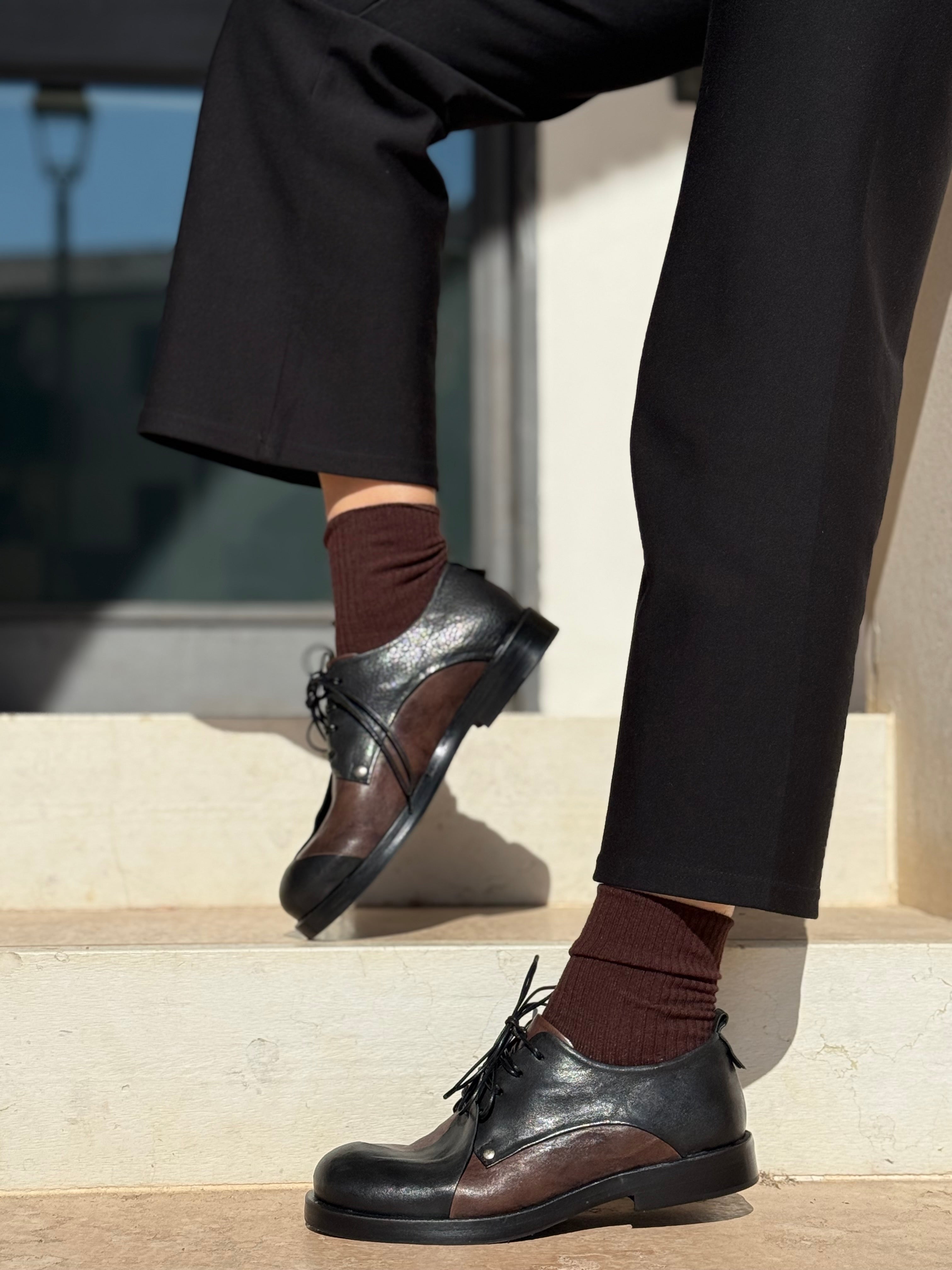 Image of Clash Black scarpa bassa allacciata in nappa nera e marrone artigianale marchigiana