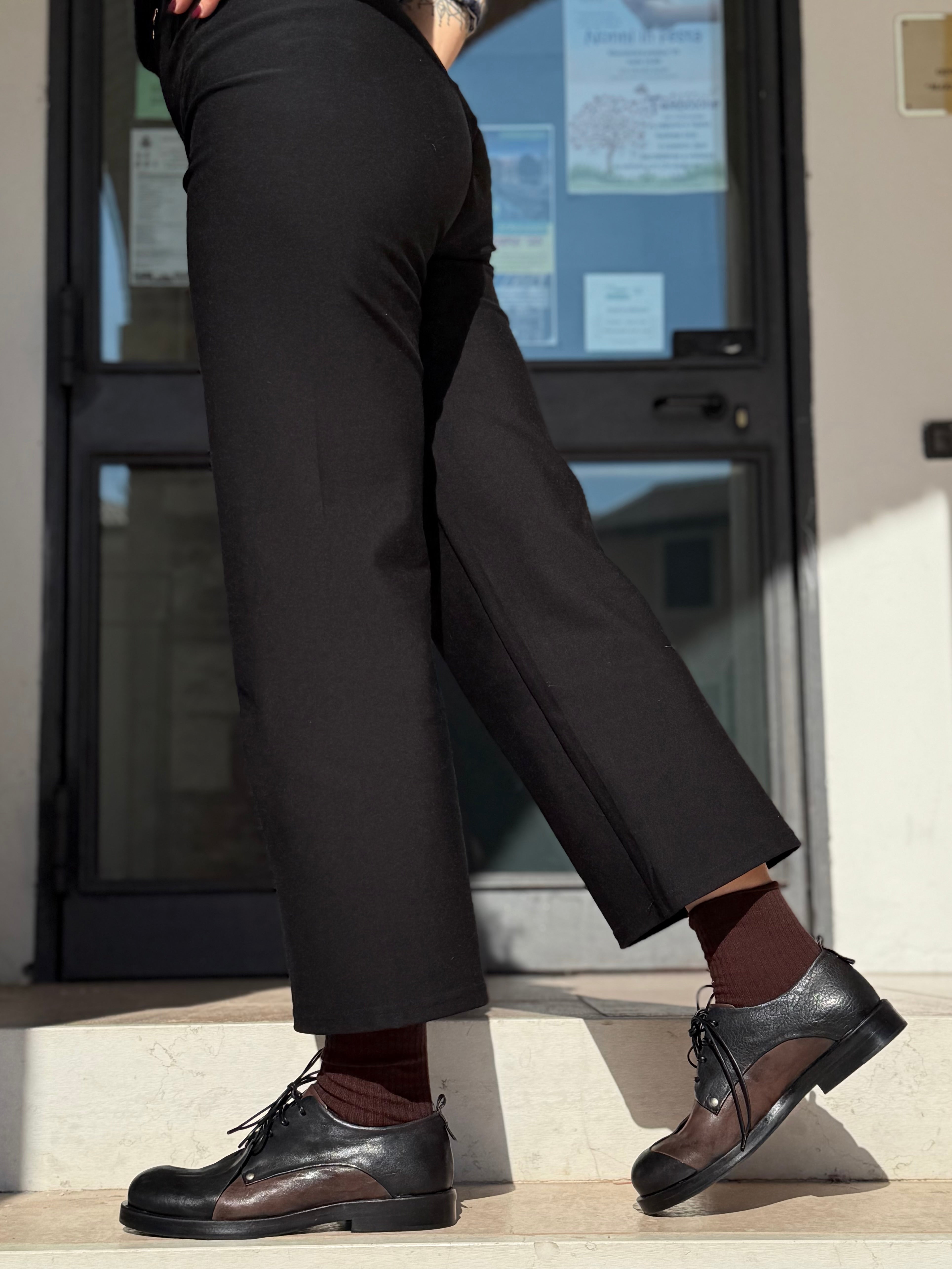 Image of Clash Black scarpa bassa allacciata in nappa nera e marrone artigianale marchigiana