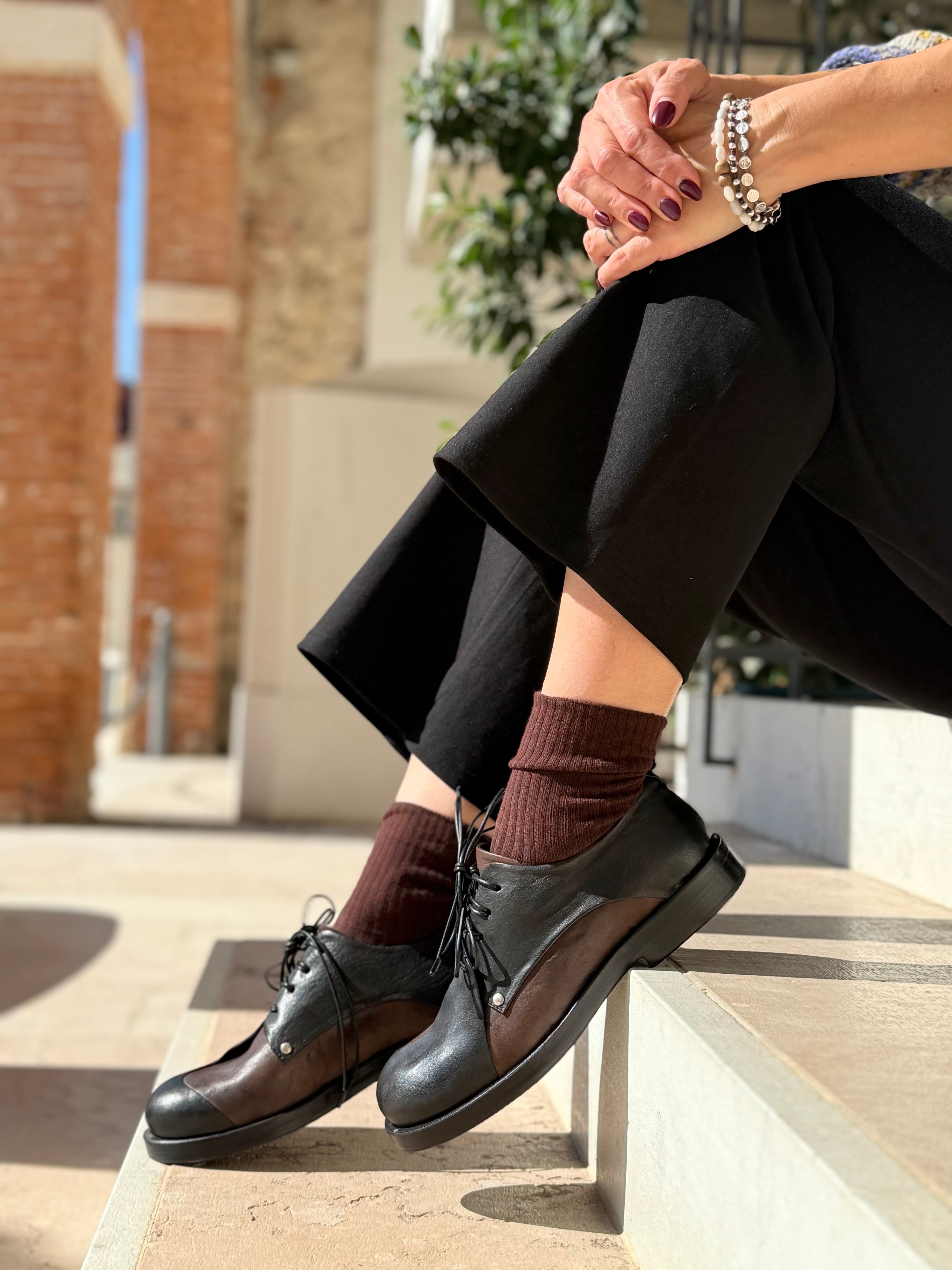 Image of Clash Black scarpa bassa allacciata in nappa nera e marrone artigianale marchigiana