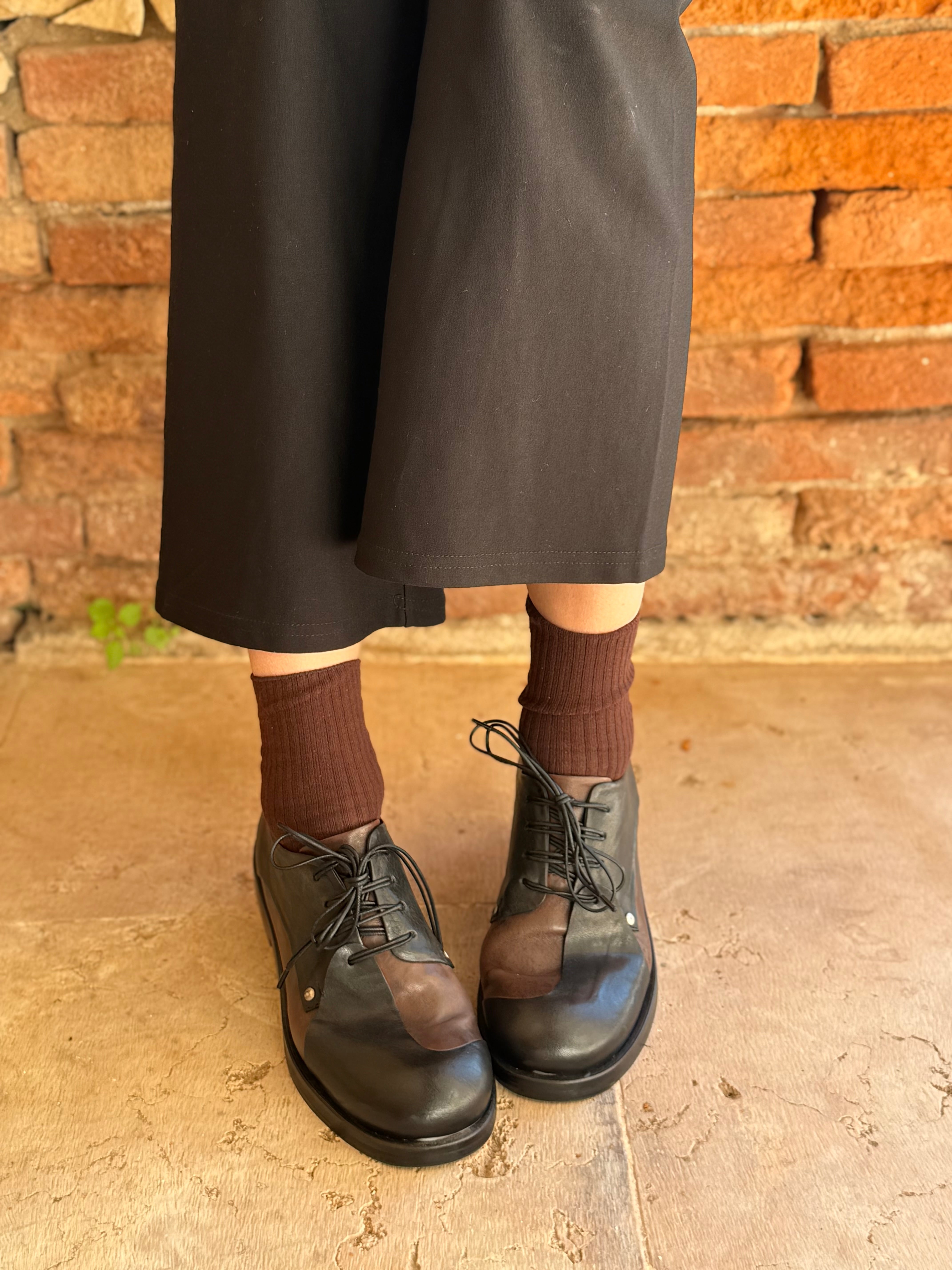 Image of Clash Black scarpa bassa allacciata in nappa nera e marrone artigianale marchigiana