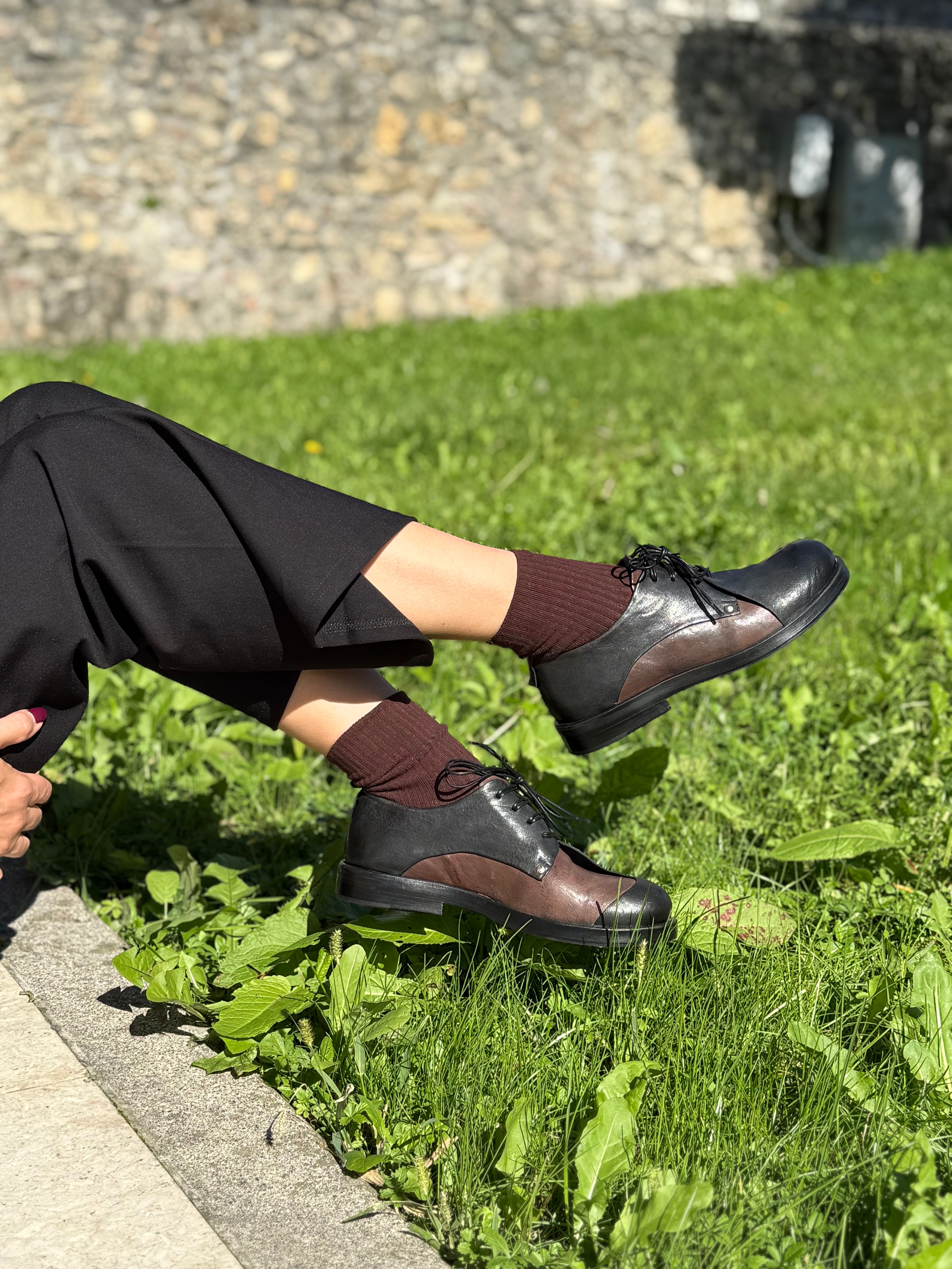 Image of Clash Black scarpa bassa allacciata in nappa nera e marrone artigianale marchigiana