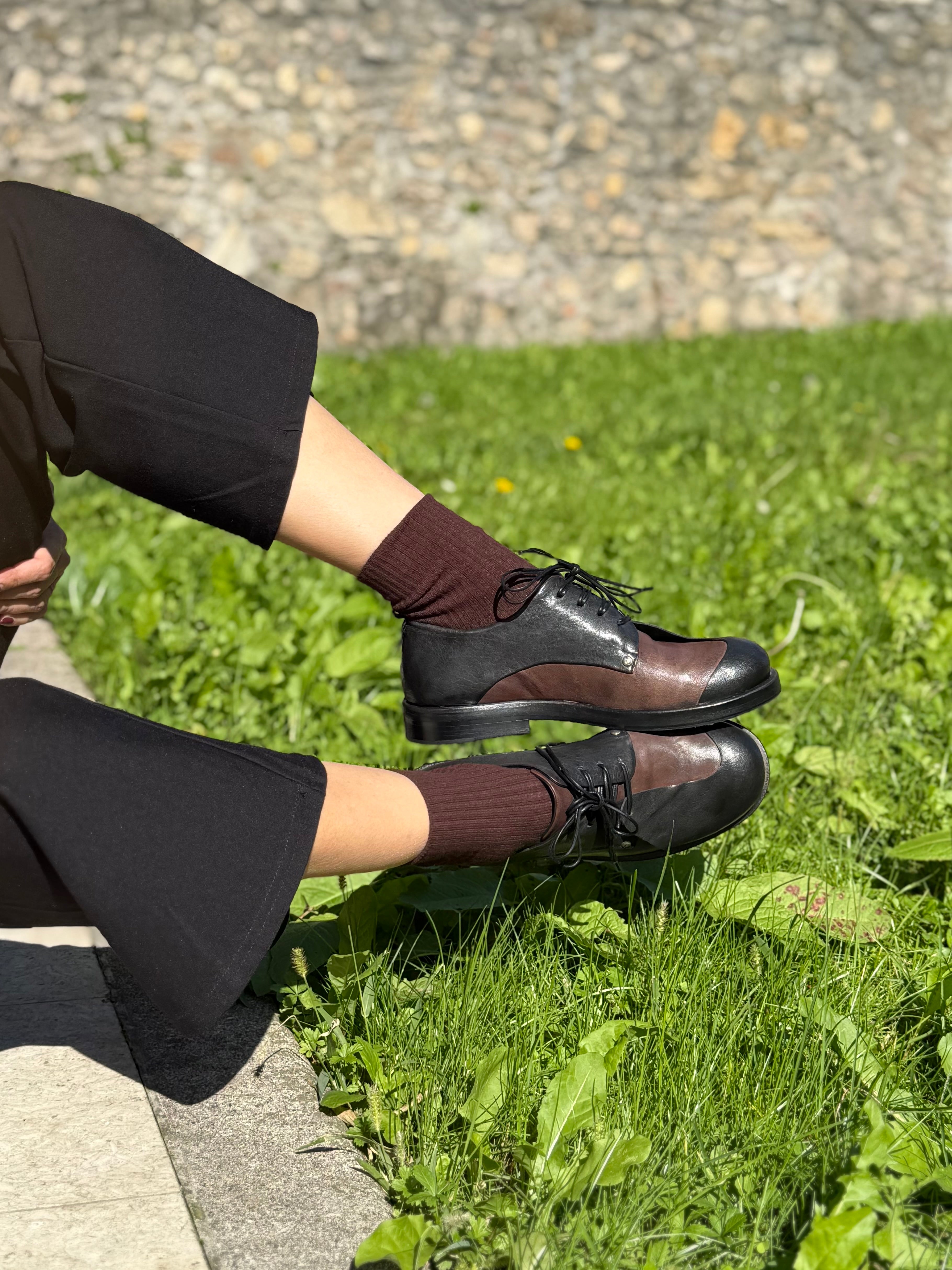 Image of Clash Black scarpa bassa allacciata in nappa nera e marrone artigianale marchigiana