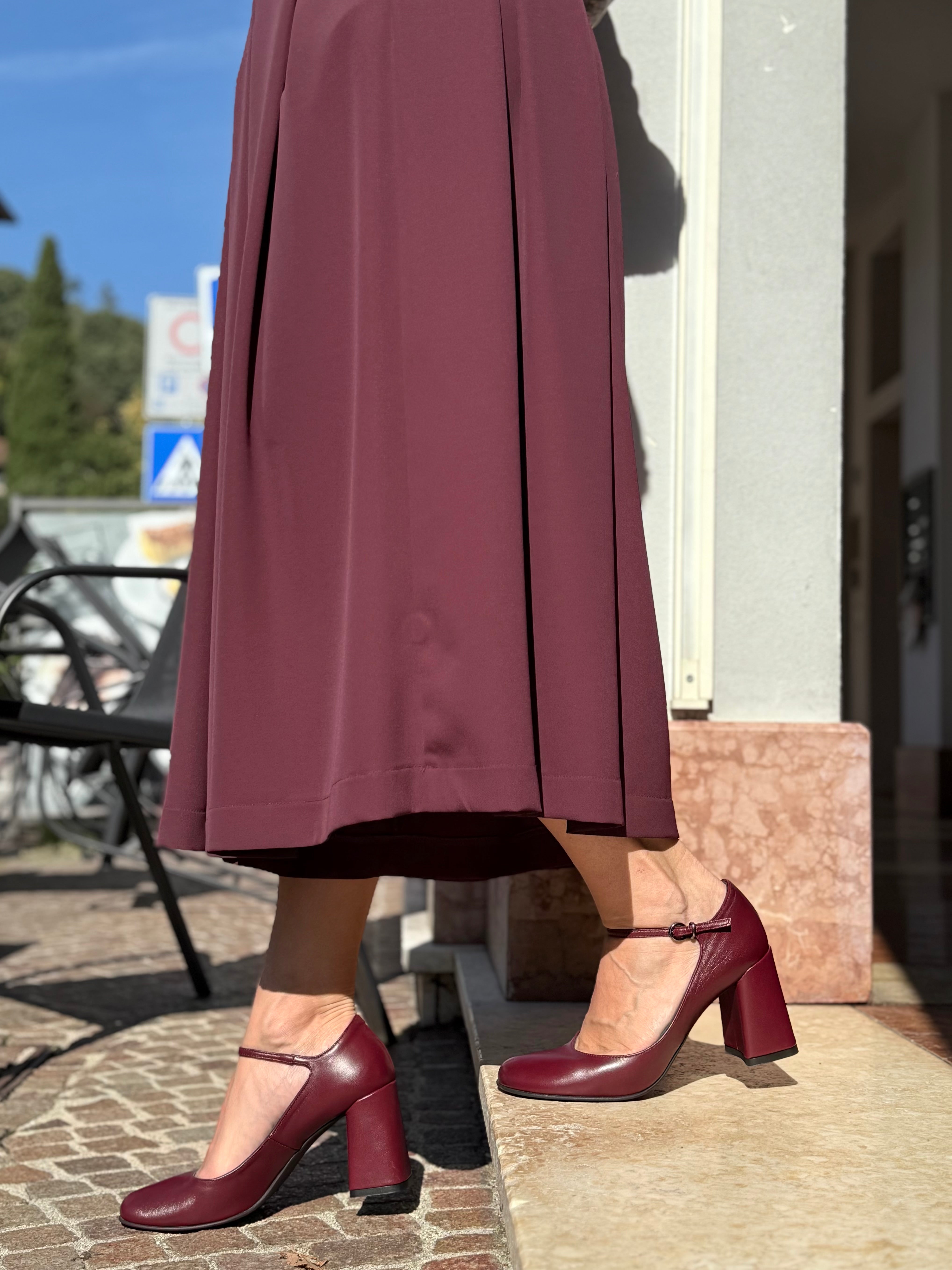 Piper Wine decolleteè in nappa bordeaux con cinturino tacco 8 artigianale marchigiana