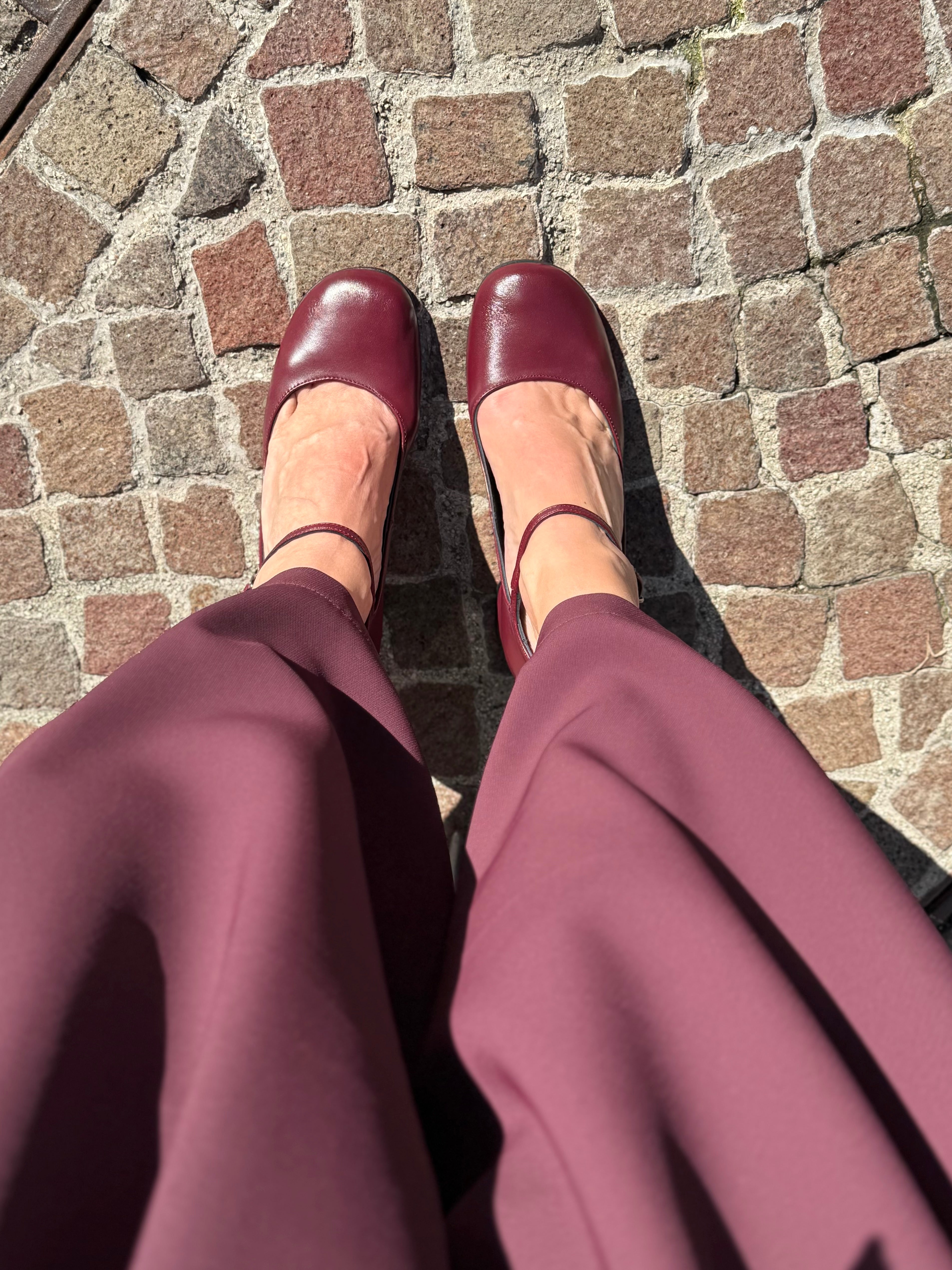 Piper Wine decolleteè in nappa bordeaux con cinturino tacco 8 artigianale marchigiana