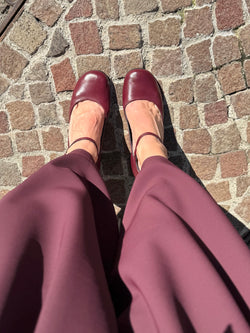 Image of Piper Wine decolleteè in nappa bordeaux con cinturino tacco 8 artigianale marchigiana