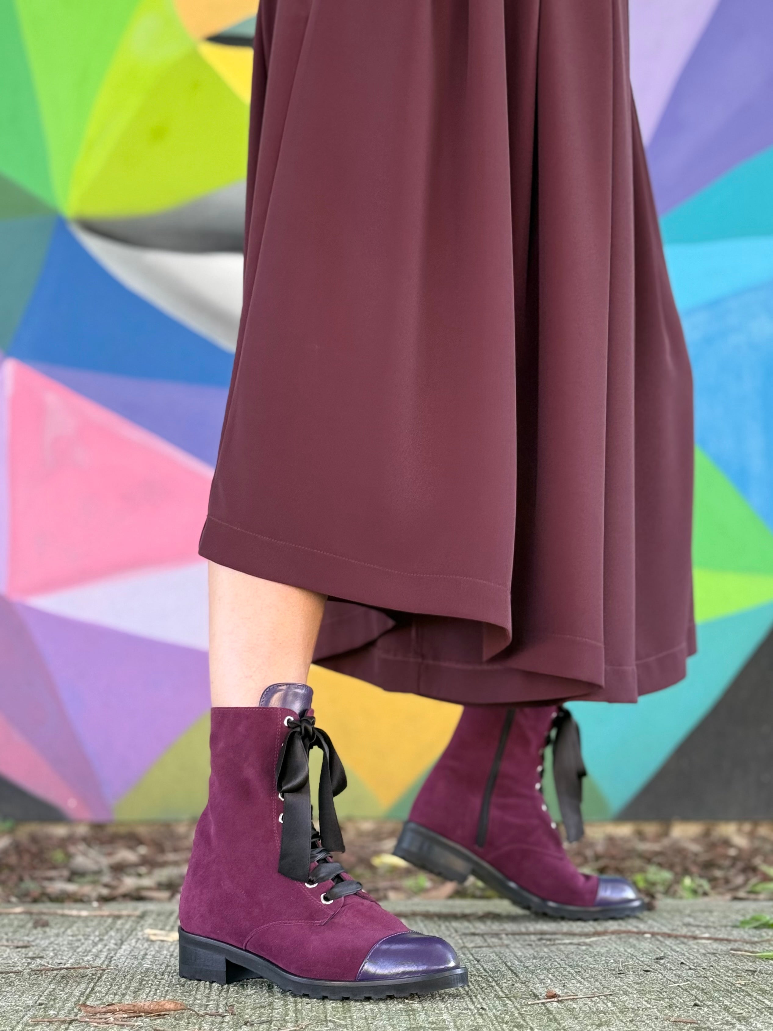 Image of Falkon Uva anfibio in camoscio violetta e punta uva allacciato artigianale toscano