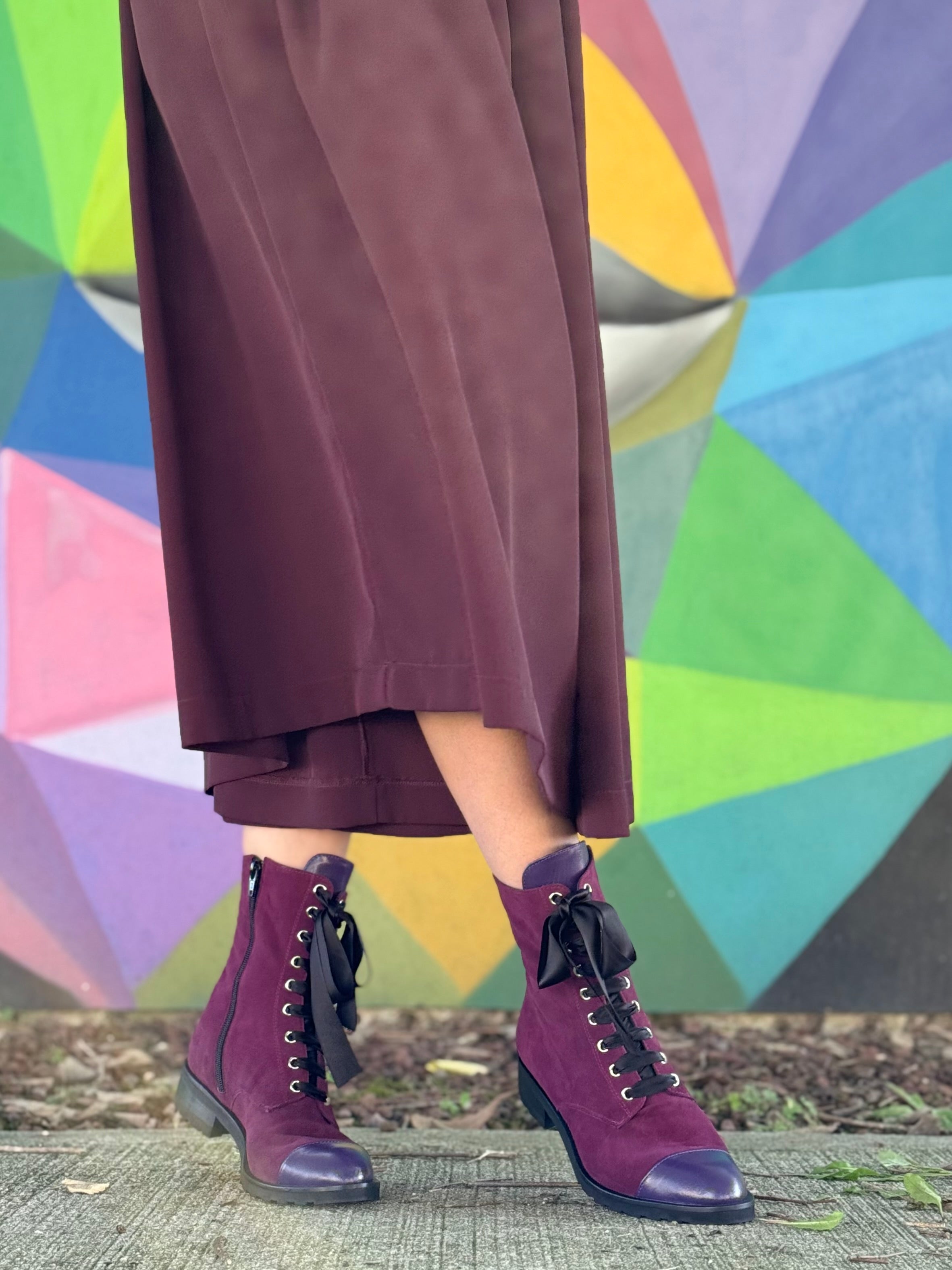 Image of Falkon Uva anfibio in camoscio violetta e punta uva allacciato artigianale toscano