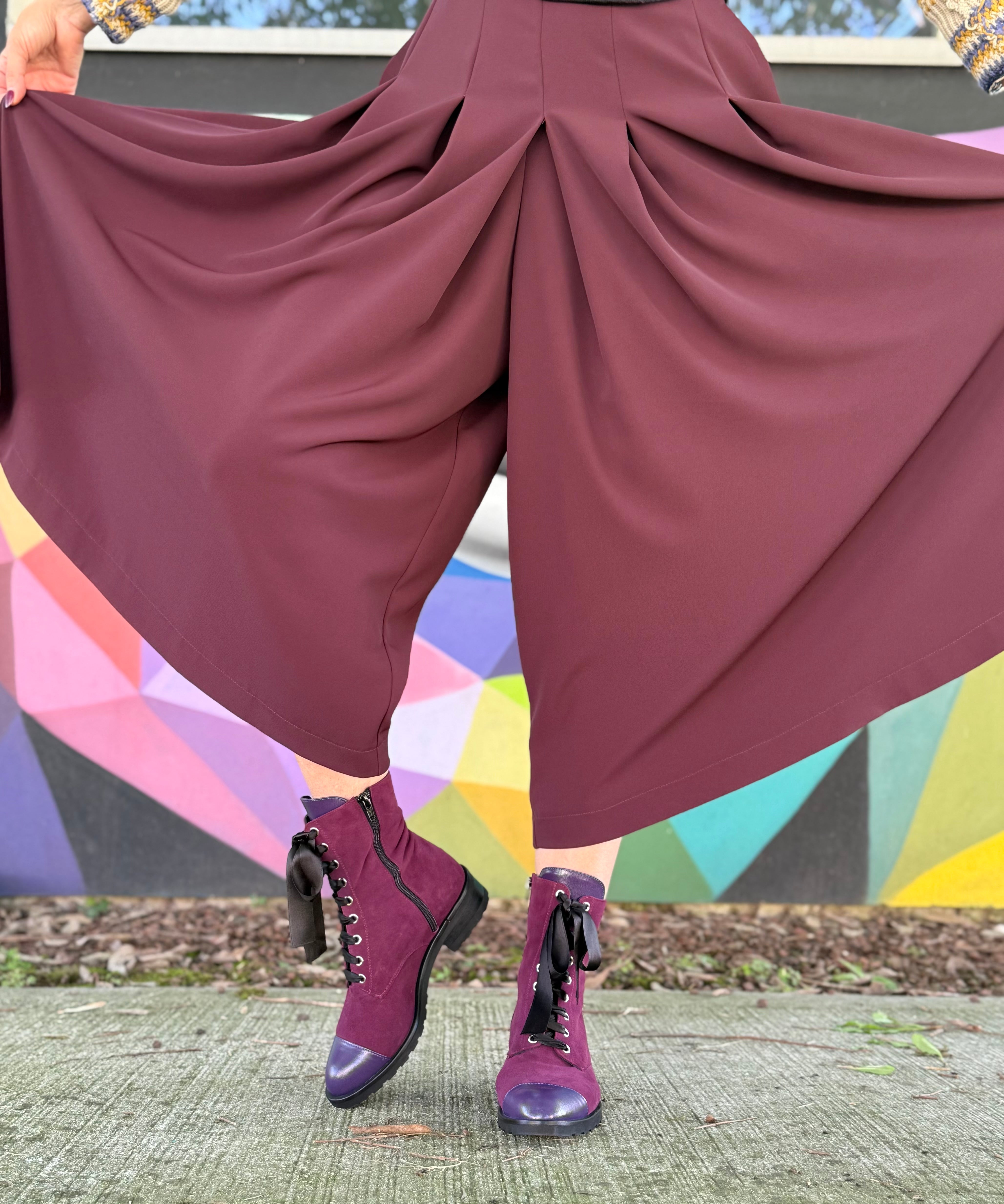 Image of Falkon Uva anfibio in camoscio violetta e punta uva allacciato artigianale toscano