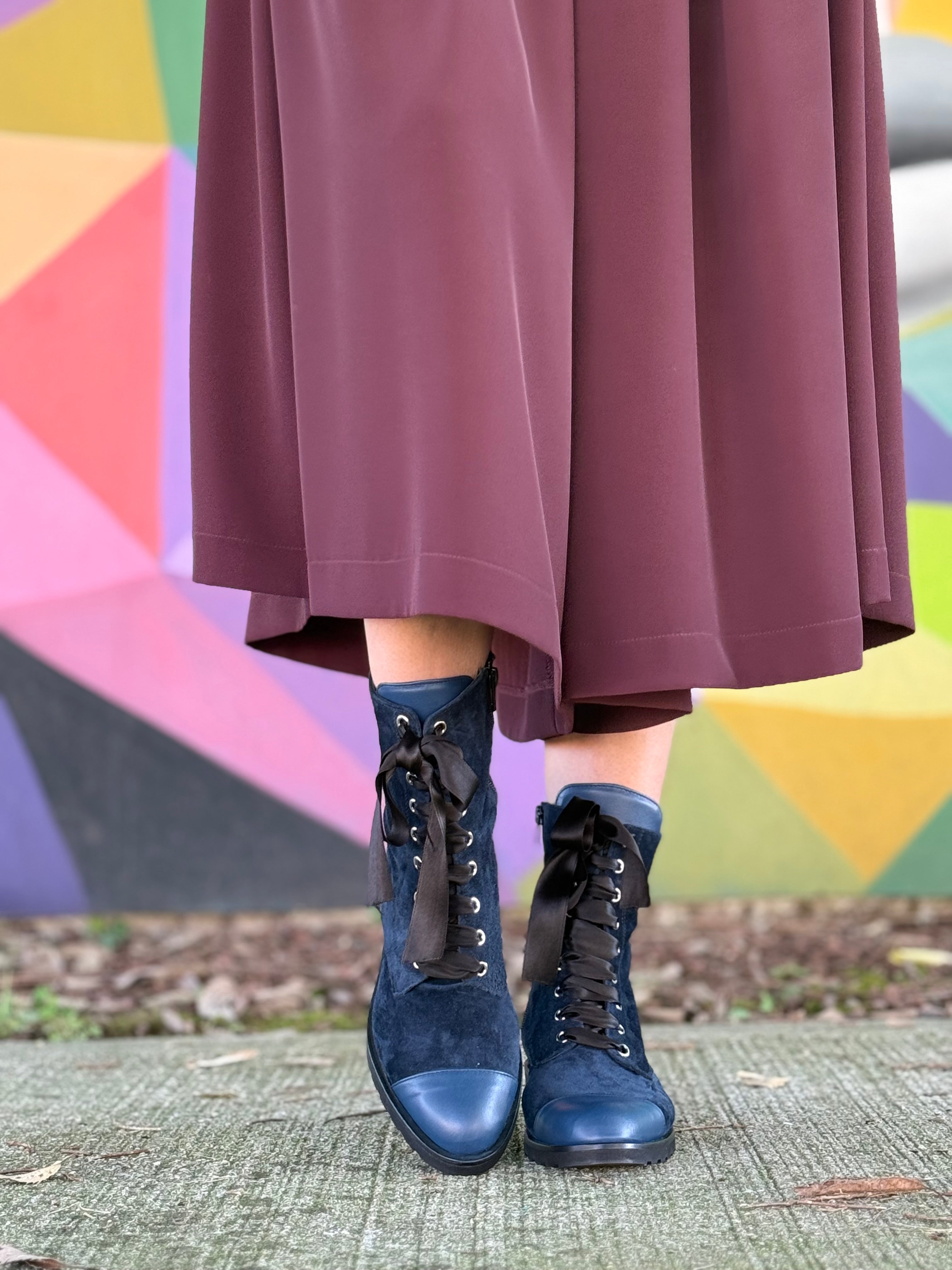 Image of Falkon Blu anfibio in camoscio blu allacciato artigianale toscano