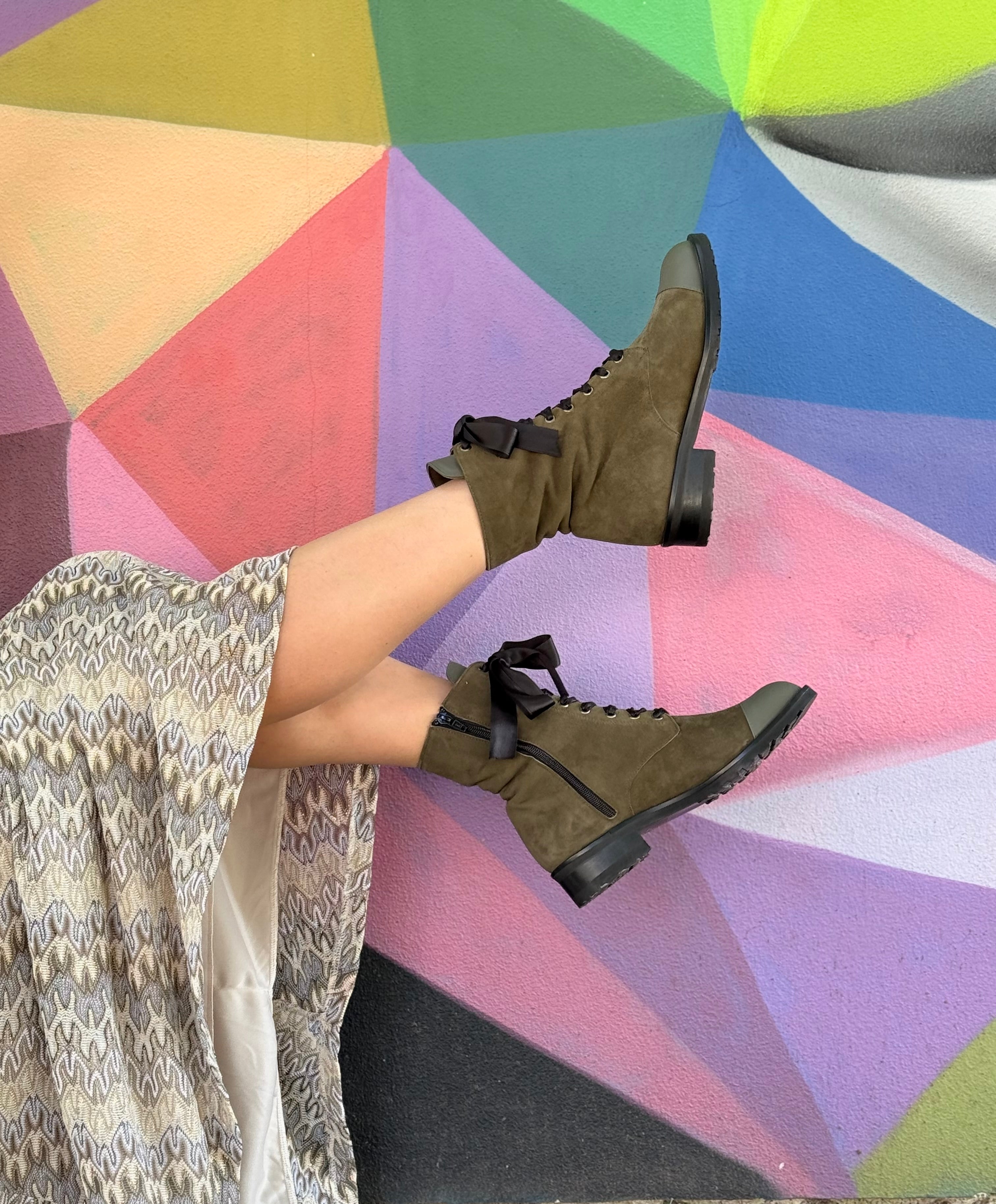 Image of Falkon Mili anfibio in camoscio verde allacciato artigianale toscano