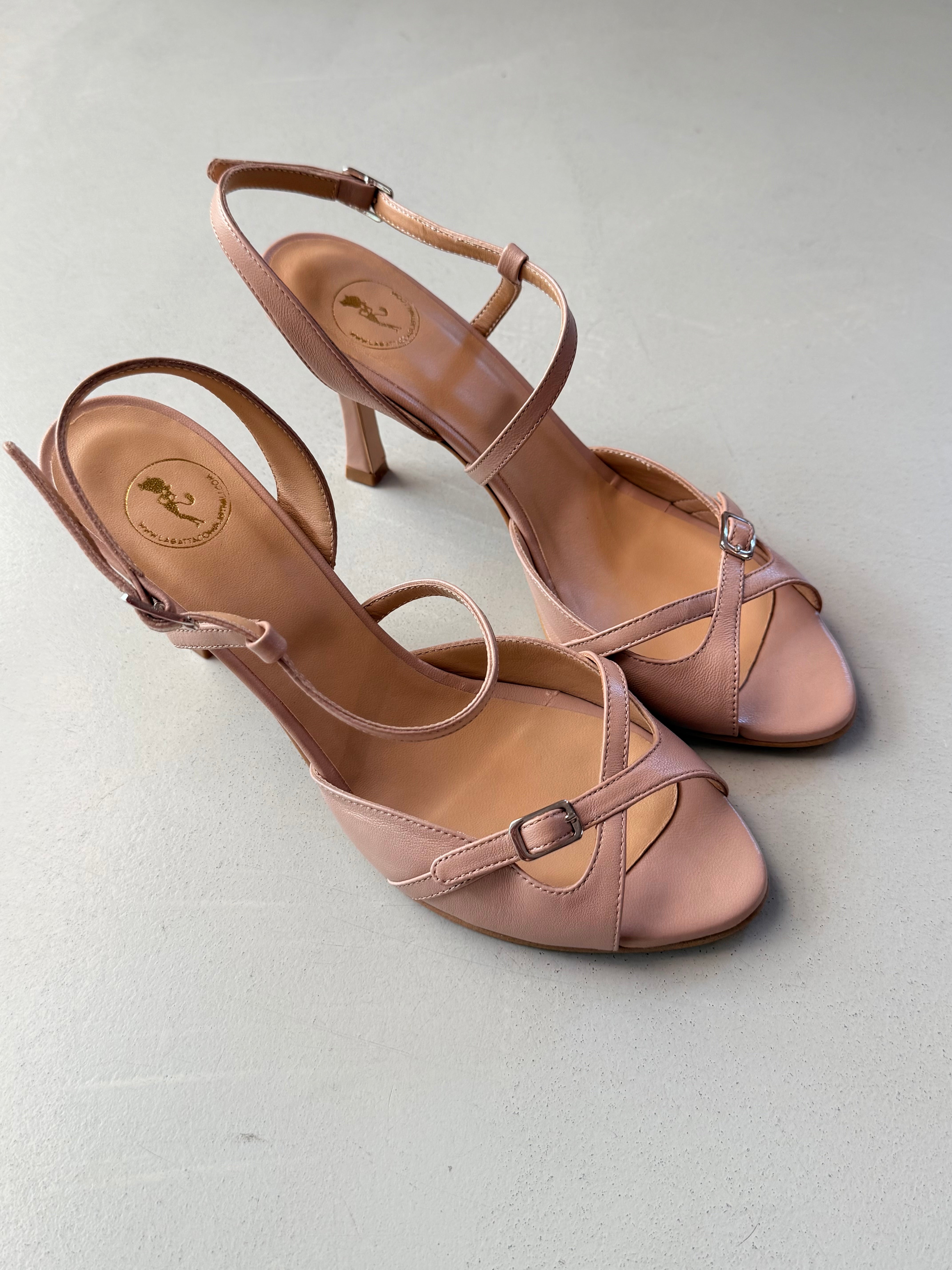 Image of Asola Nude sandalo opentoe in nappa nude tacco 7 artigianale marchigiana