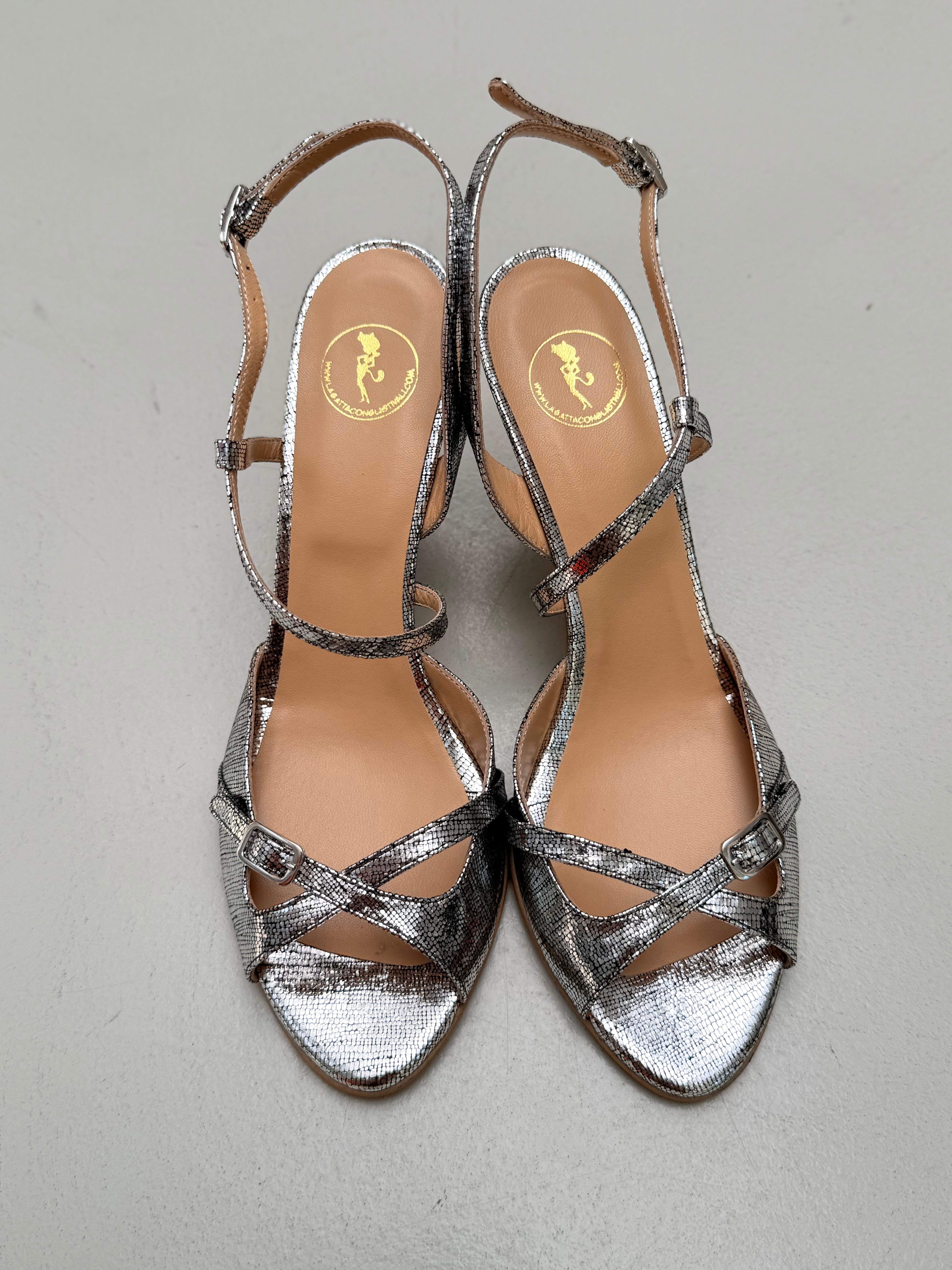 Image of Asola Silver sandalo opentoe in nappa stampata argento tacco 7 artigianale marchigiana