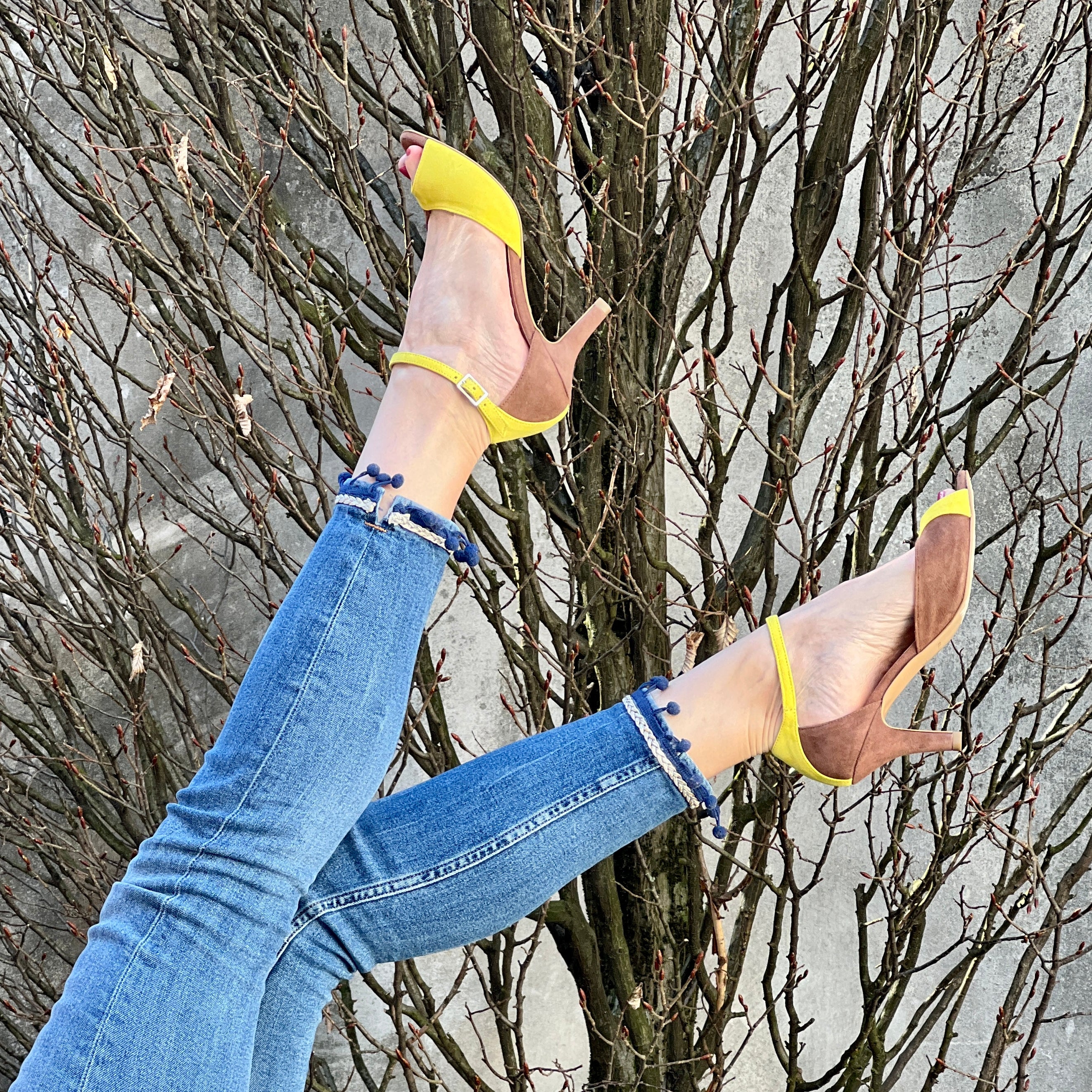 Image of Fulmine Brown sandalo in pelle scamosciata gialla e marrone tacco 8 artigianale pugliese