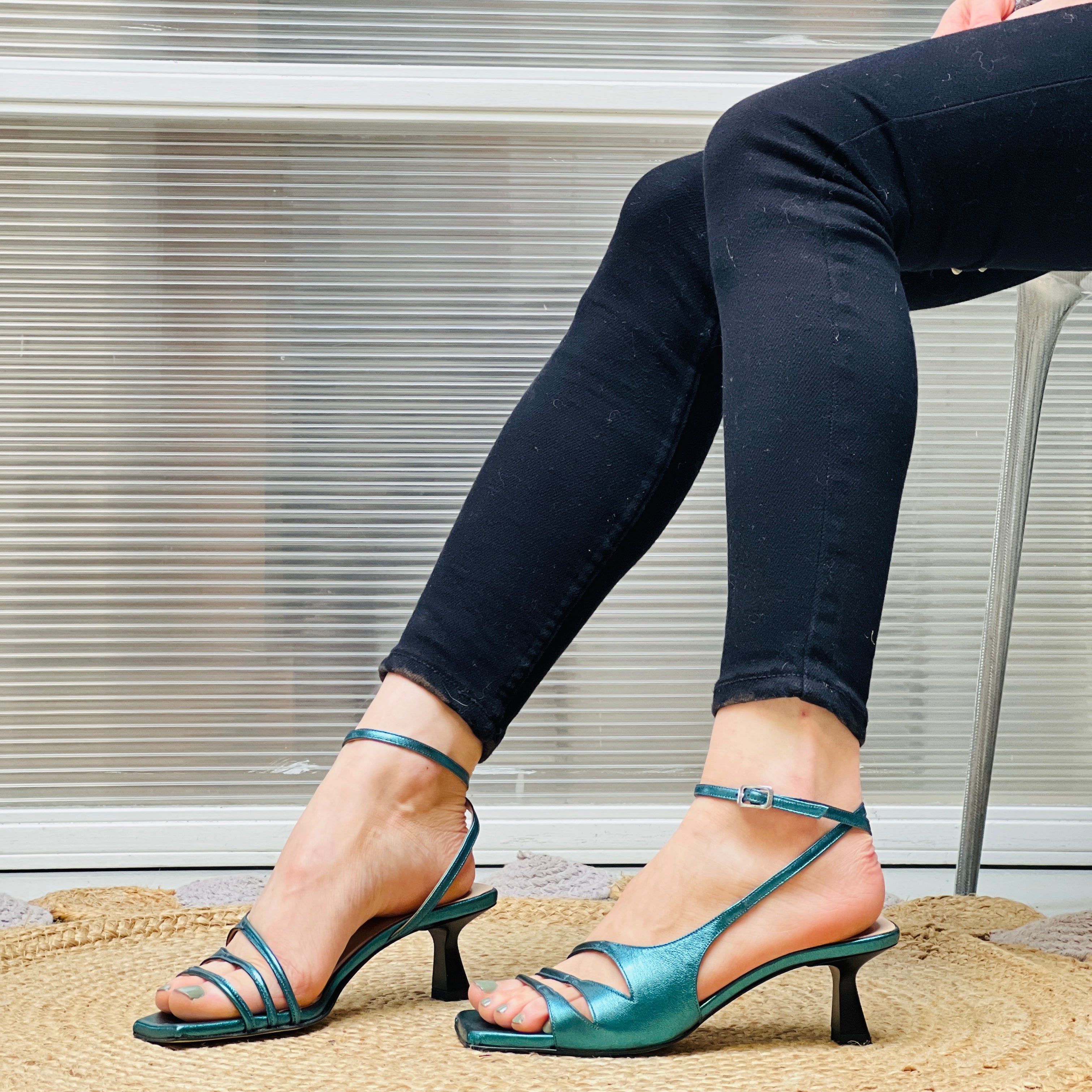 Lukas Pet sandalo in pelle laminata petrolio con tacco 5 cm. artigianale