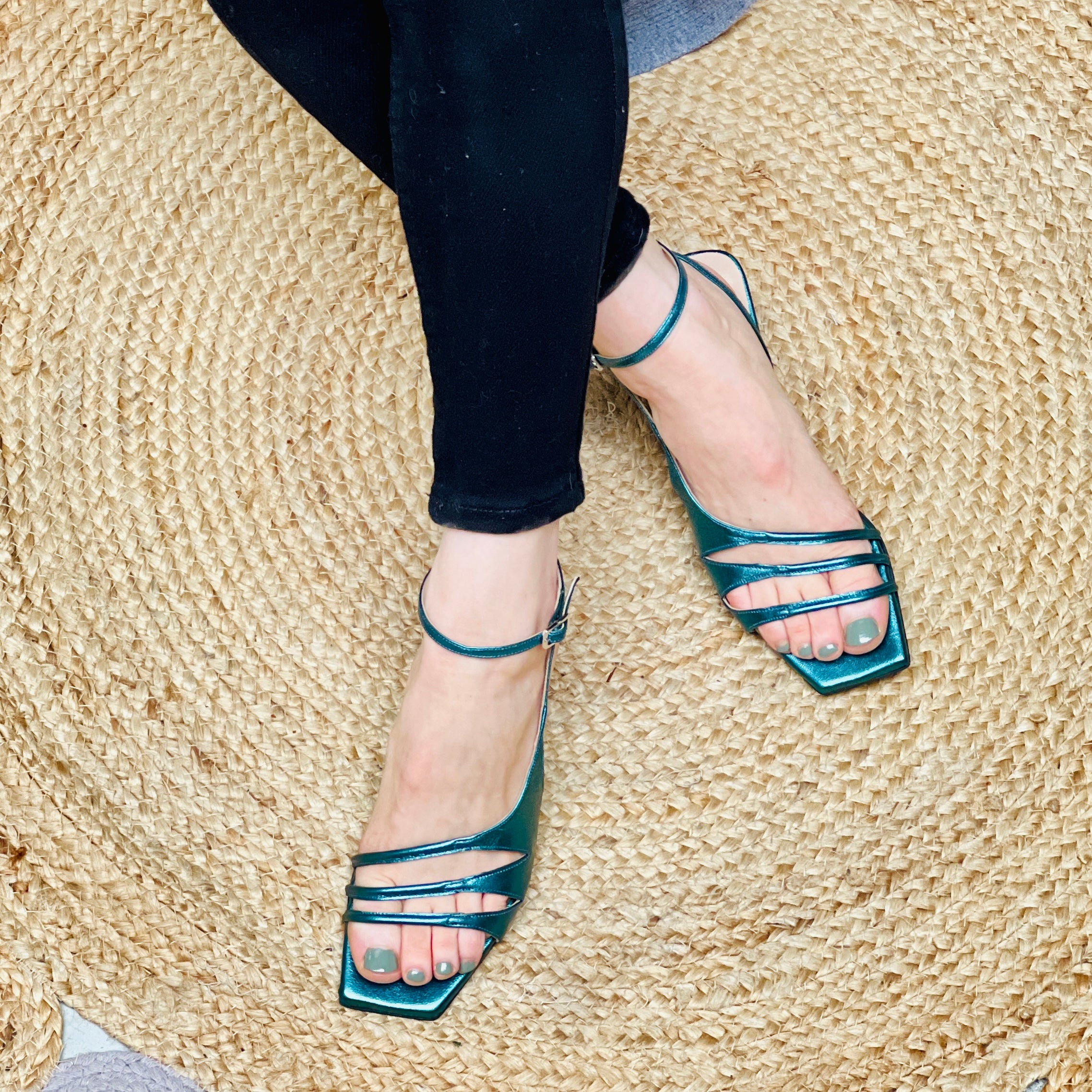 Image of Lukas Pet sandalo in pelle laminata petrolio con tacco 5 cm. artigianale