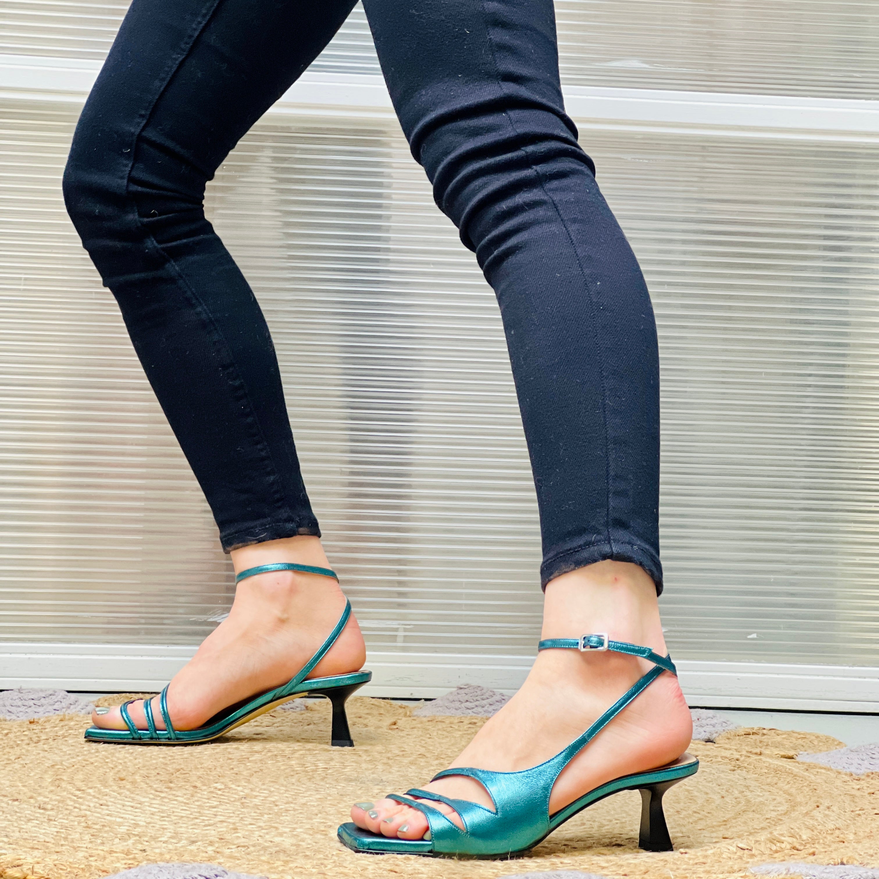 Lukas Pet sandalo in pelle laminata petrolio con tacco 5 cm. artigianale
