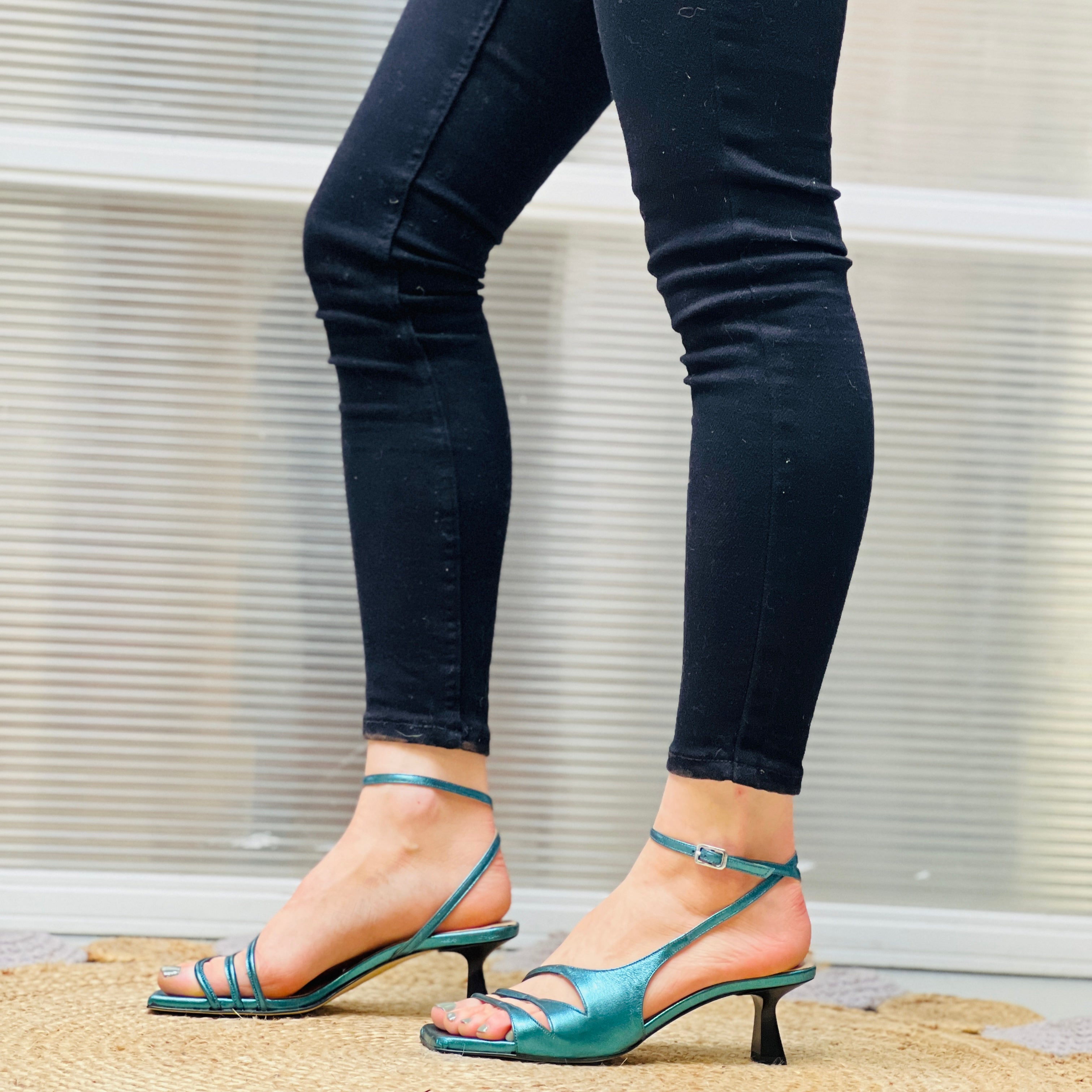 Image of Lukas Pet sandalo in pelle laminata petrolio con tacco 5 cm. artigianale