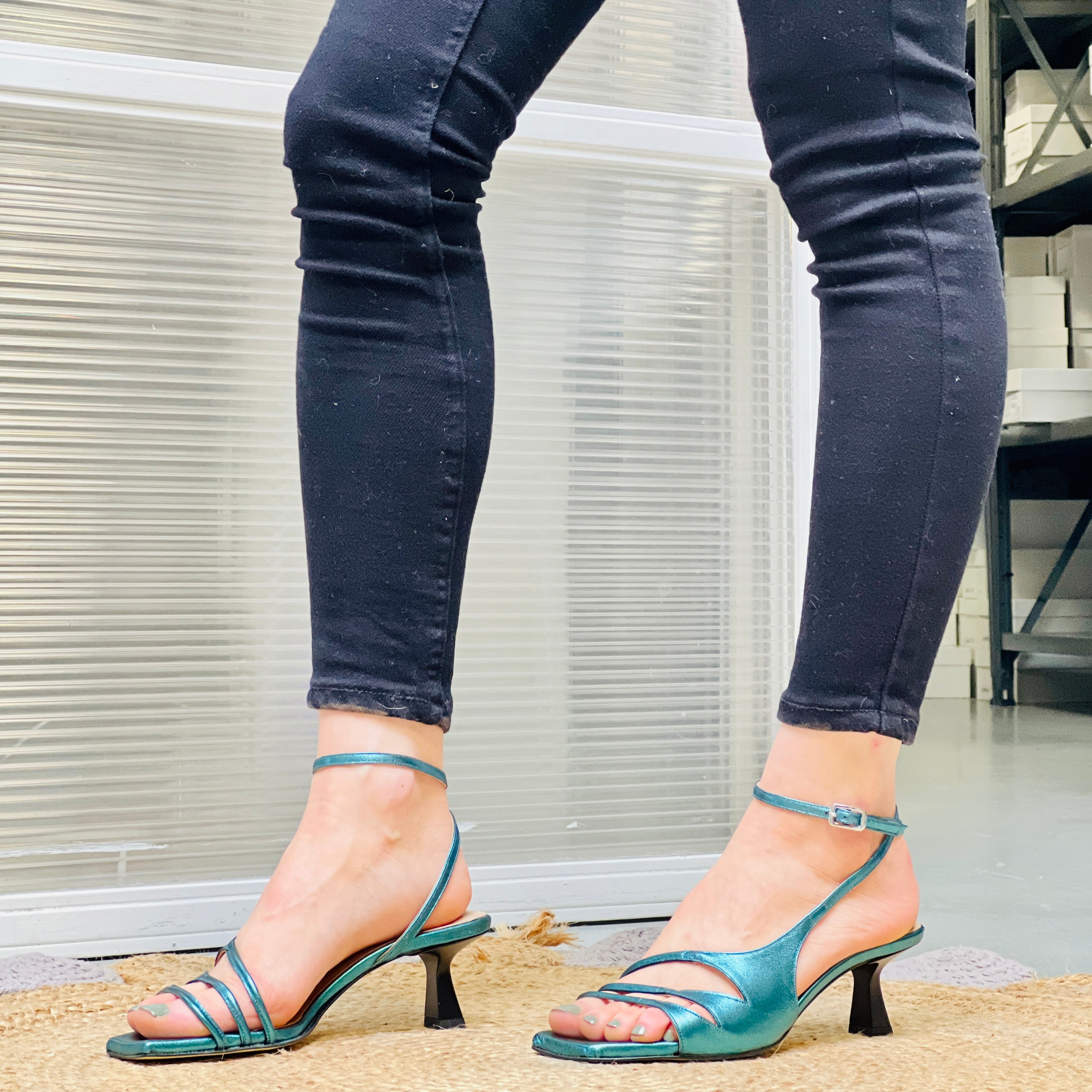 Image of Lukas Pet sandalo in pelle laminata petrolio con tacco 5 cm. artigianale