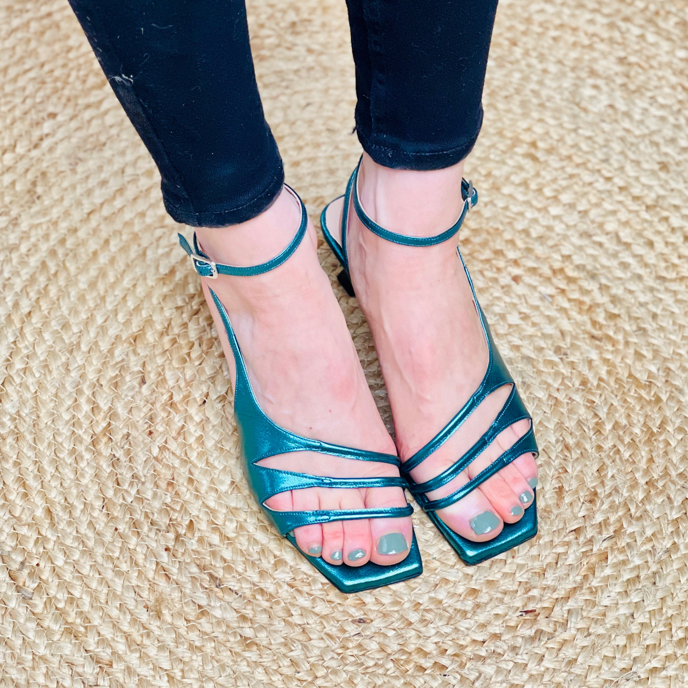 Lukas Pet sandalo in pelle laminata petrolio con tacco 5 cm. artigianale