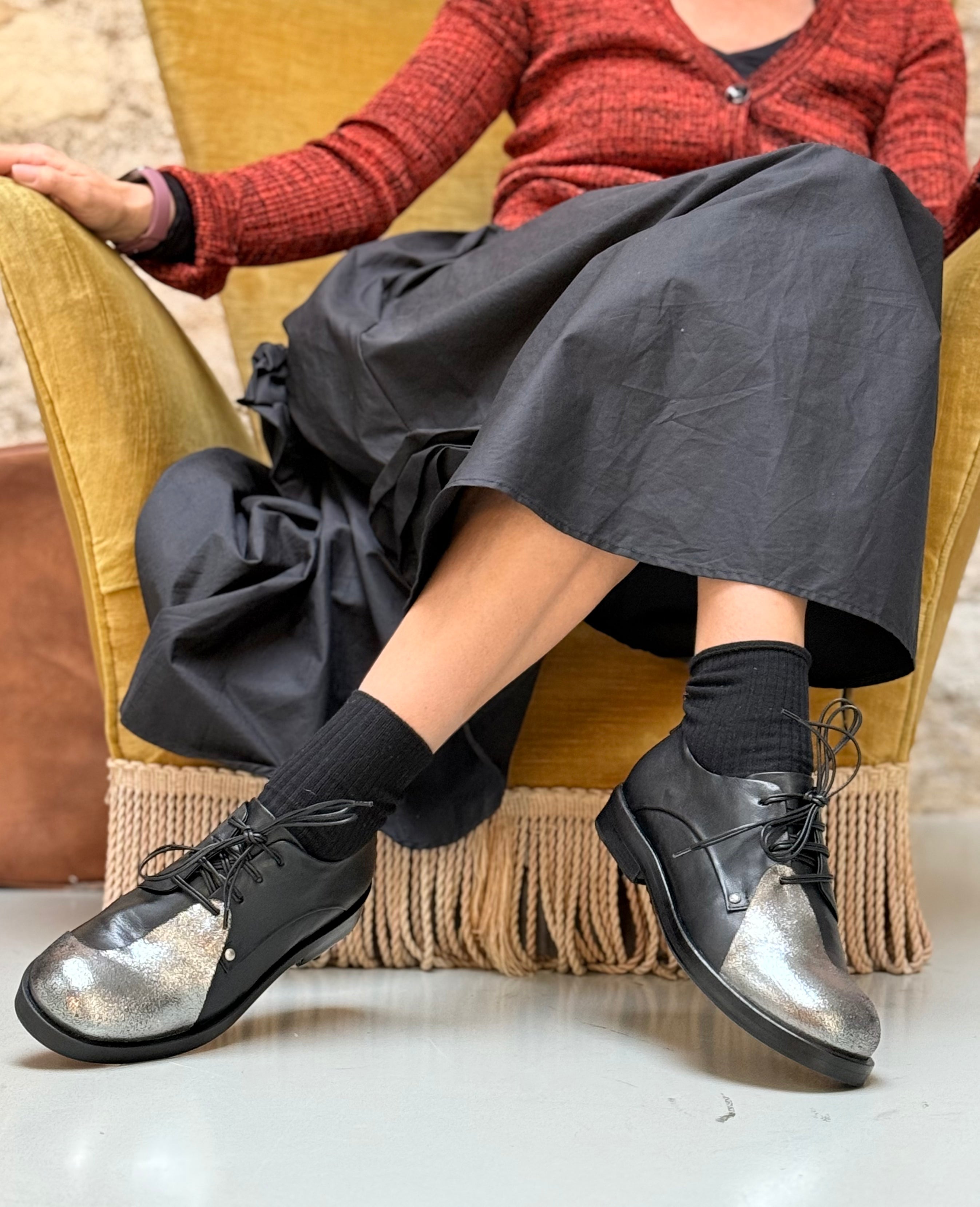 Image of Clash Silver scarpa bassa allacciata in nappa nera e laminata argento artigianale marchigiana