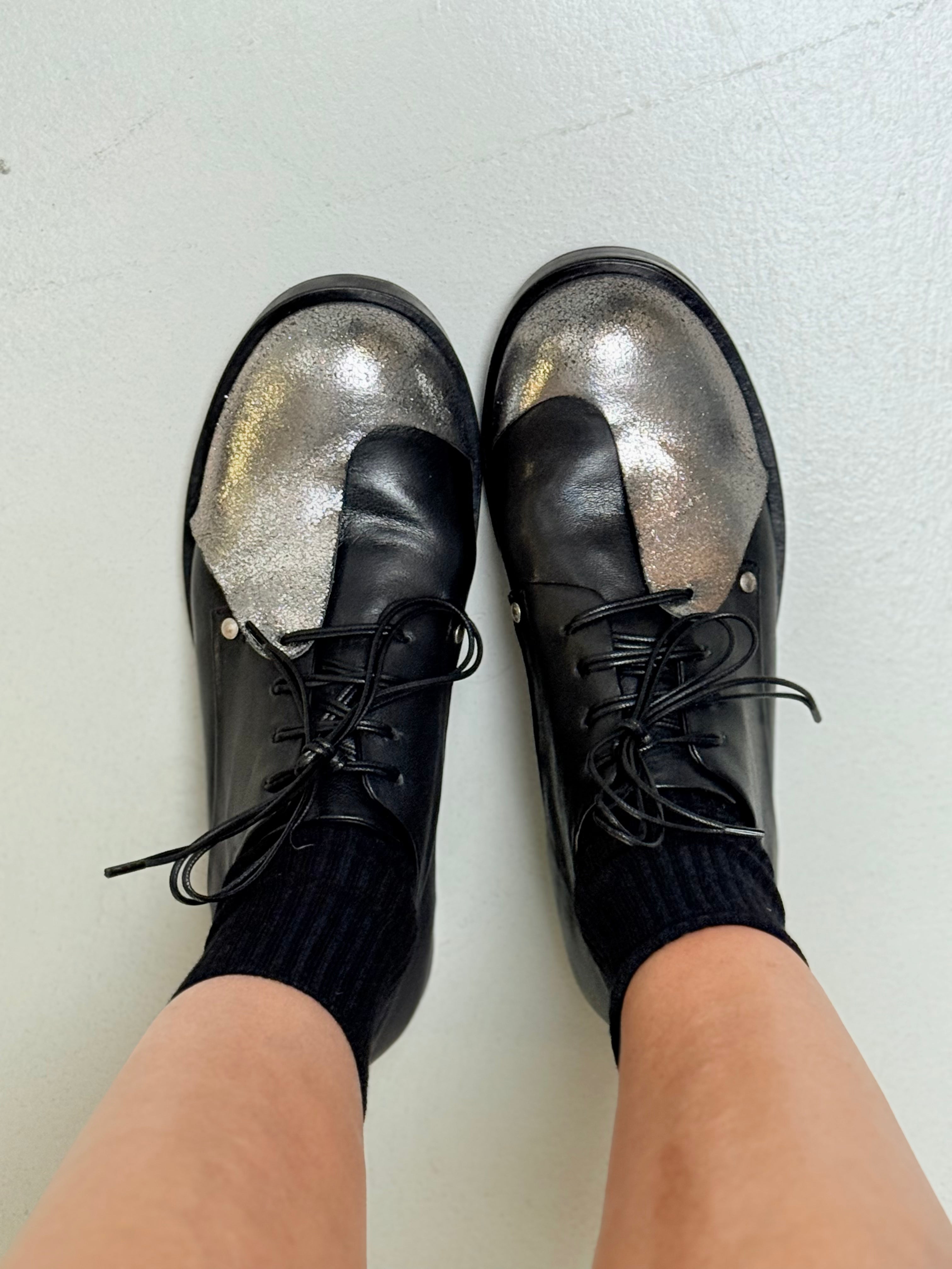 Image of Clash Silver scarpa bassa allacciata in nappa nera e laminata argento artigianale marchigiana