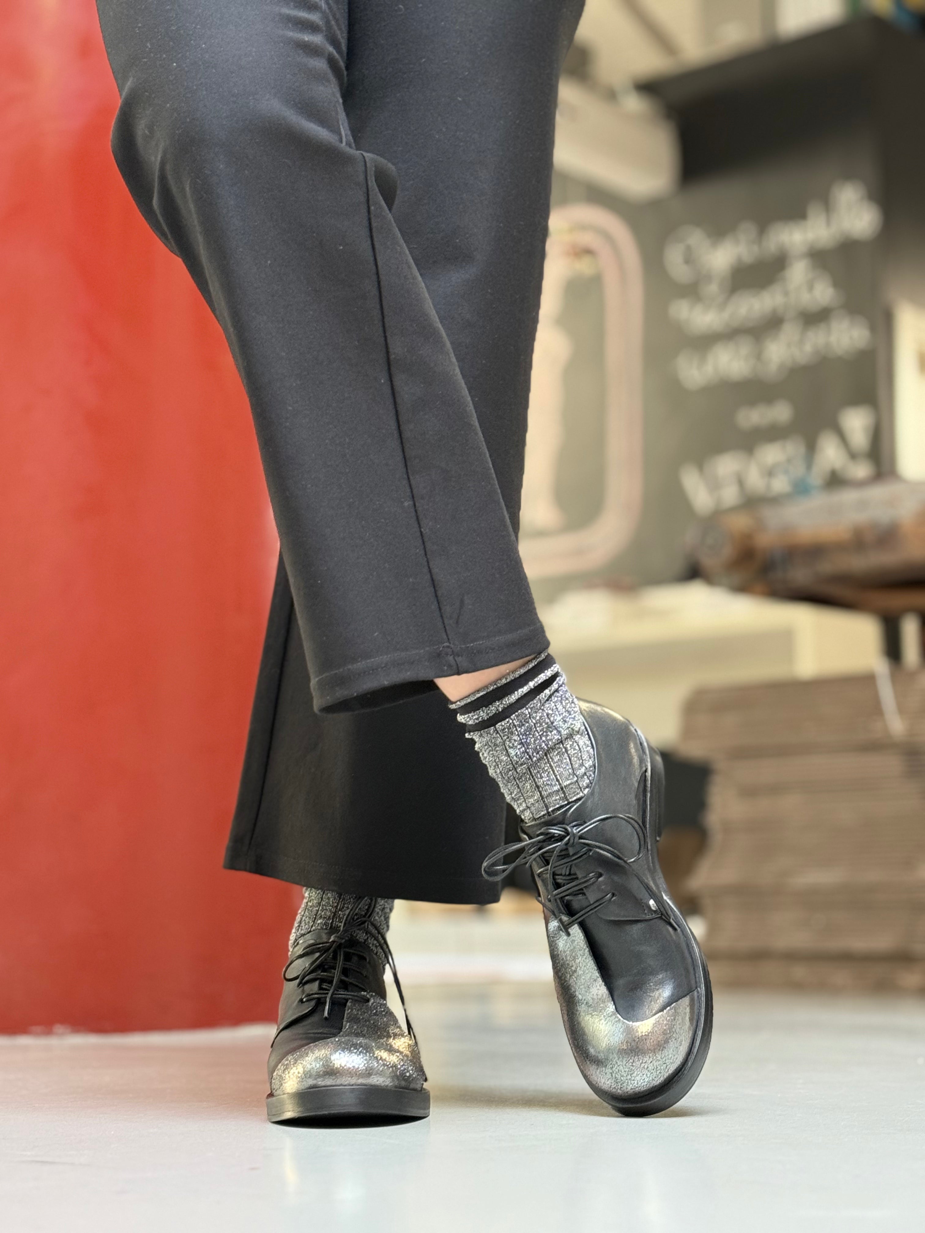 Image of Clash Silver scarpa bassa allacciata in nappa nera e laminata argento artigianale marchigiana