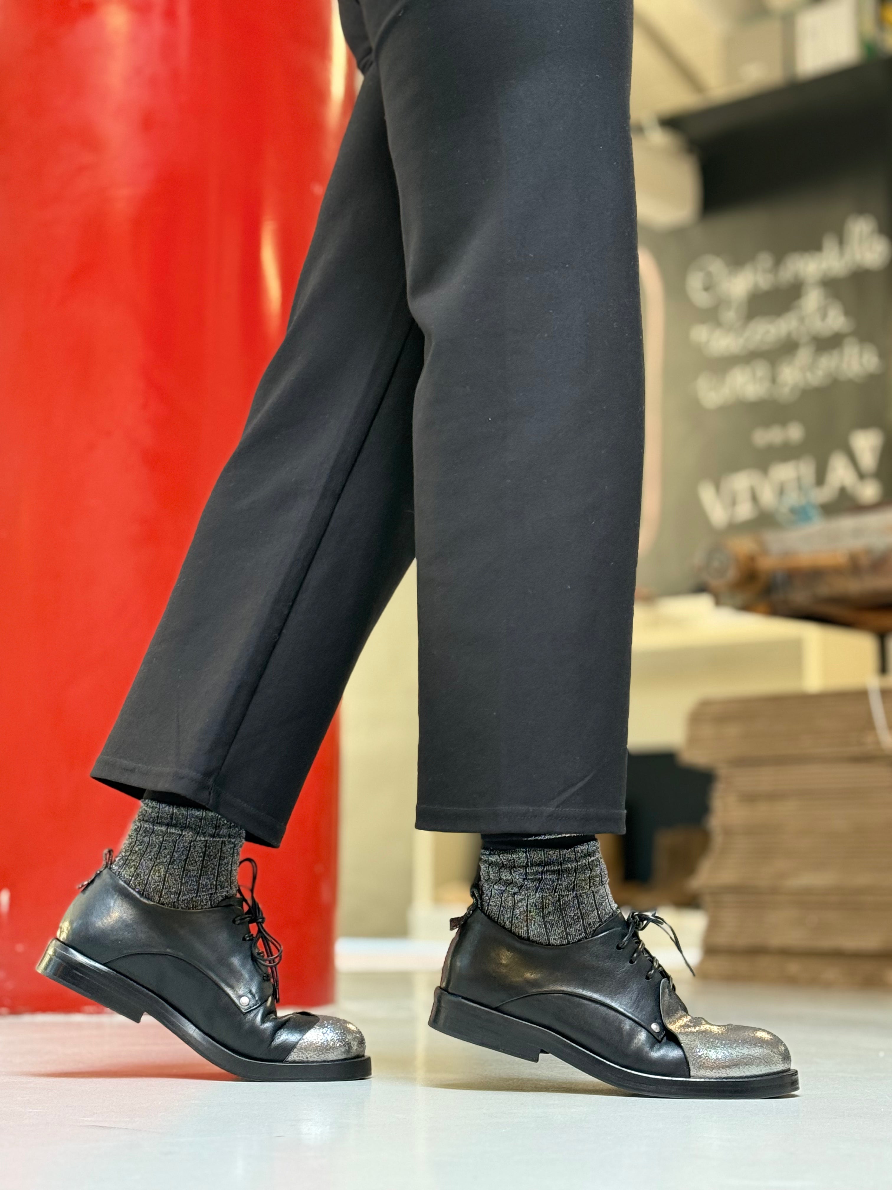 Image of Clash Silver scarpa bassa allacciata in nappa nera e laminata argento artigianale marchigiana