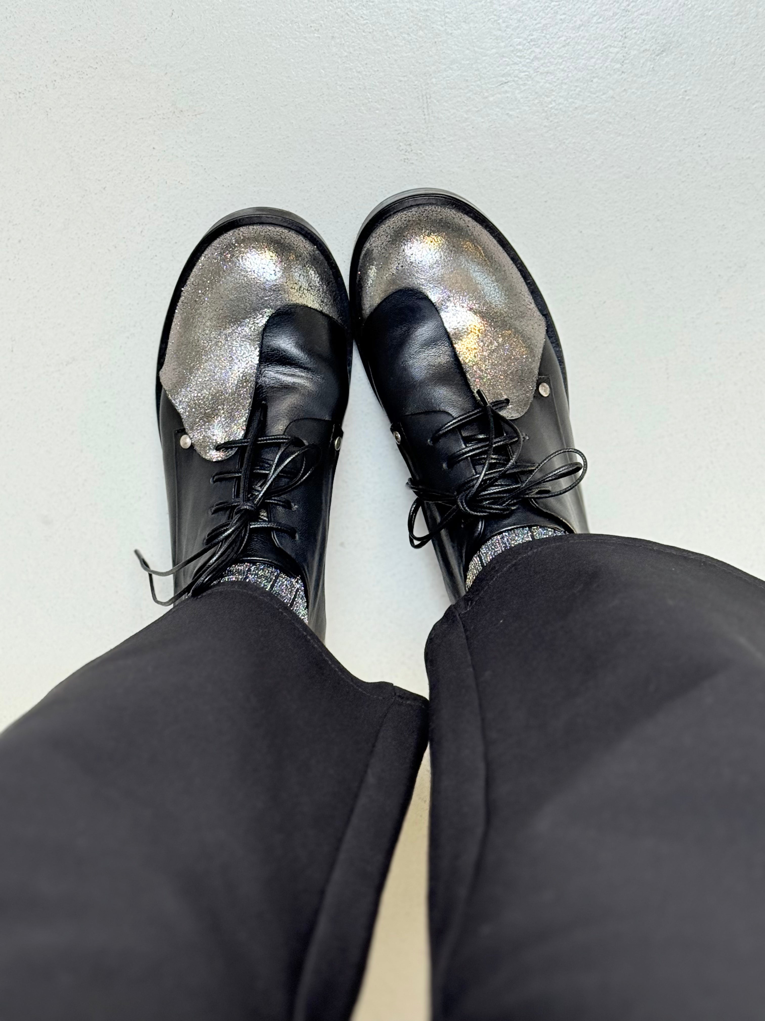 Image of Clash Silver scarpa bassa allacciata in nappa nera e laminata argento artigianale marchigiana