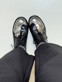 Image of Clash Silver scarpa bassa allacciata in nappa nera e laminata argento artigianale marchigiana
