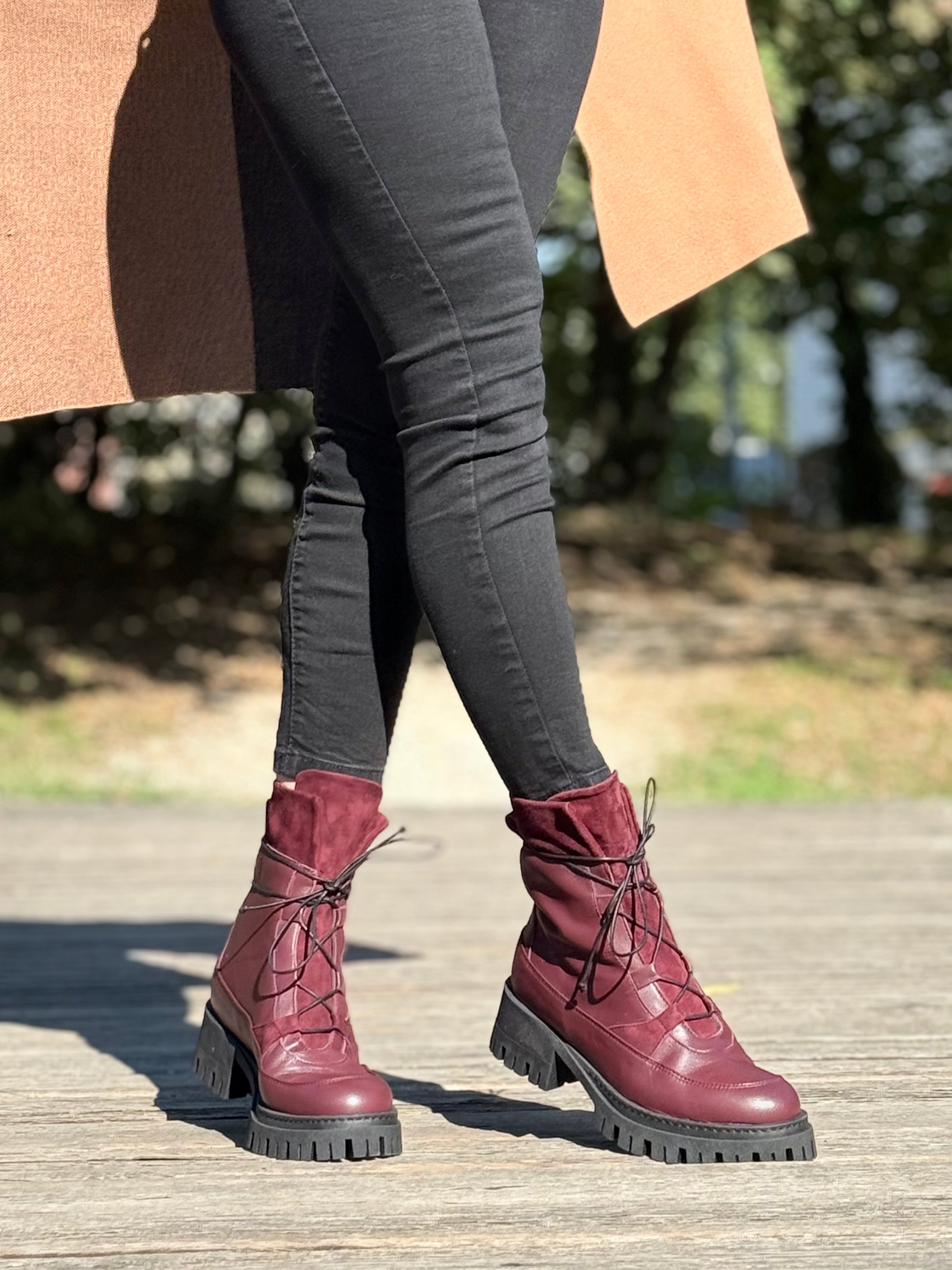 Image of EtaBeta Wine anfibio sportivo in pelle bordeaux artigianale marchigiana