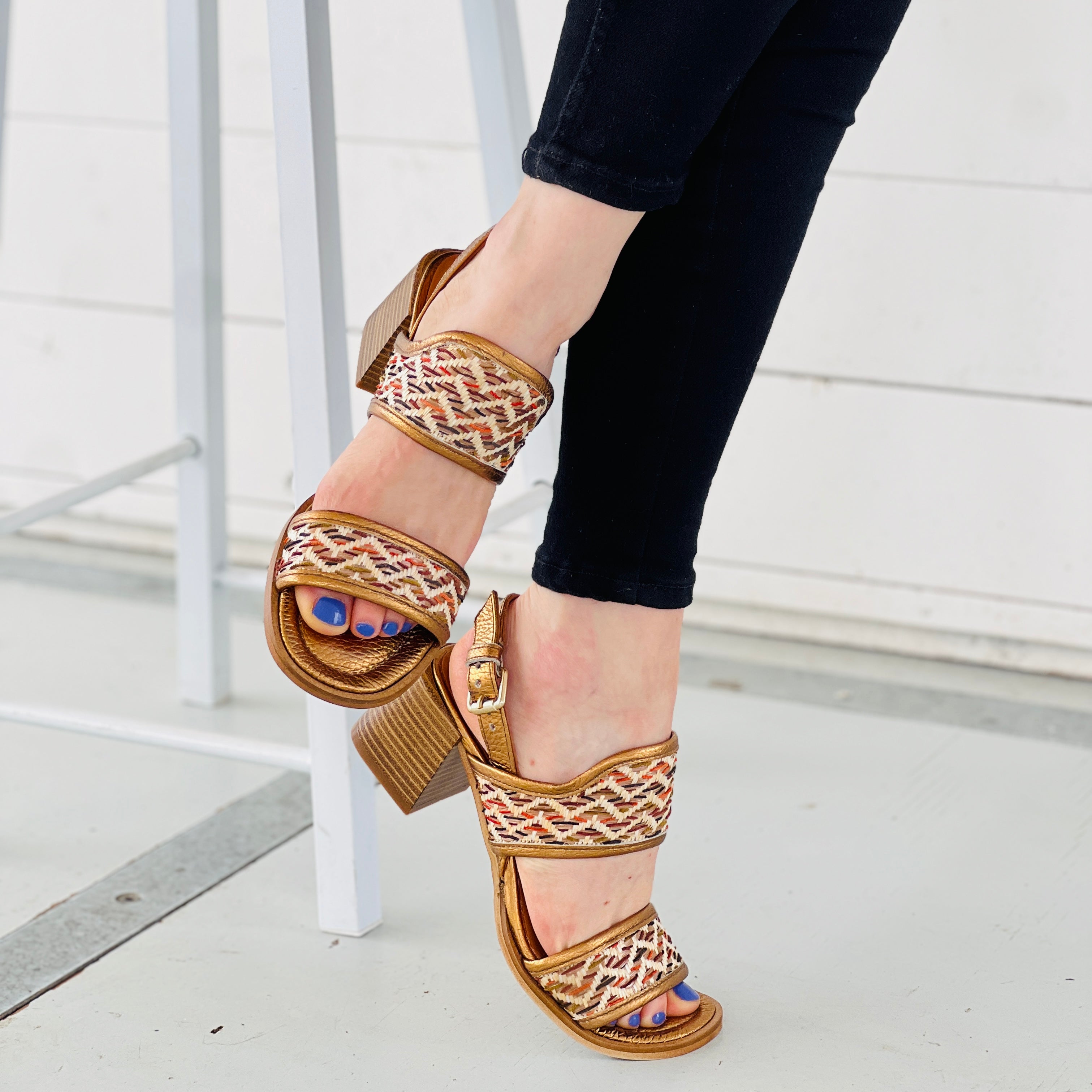 Image of Tulum champ sandalo estivo in pelle e rafia bronzo tacco 5 cm artigianale
