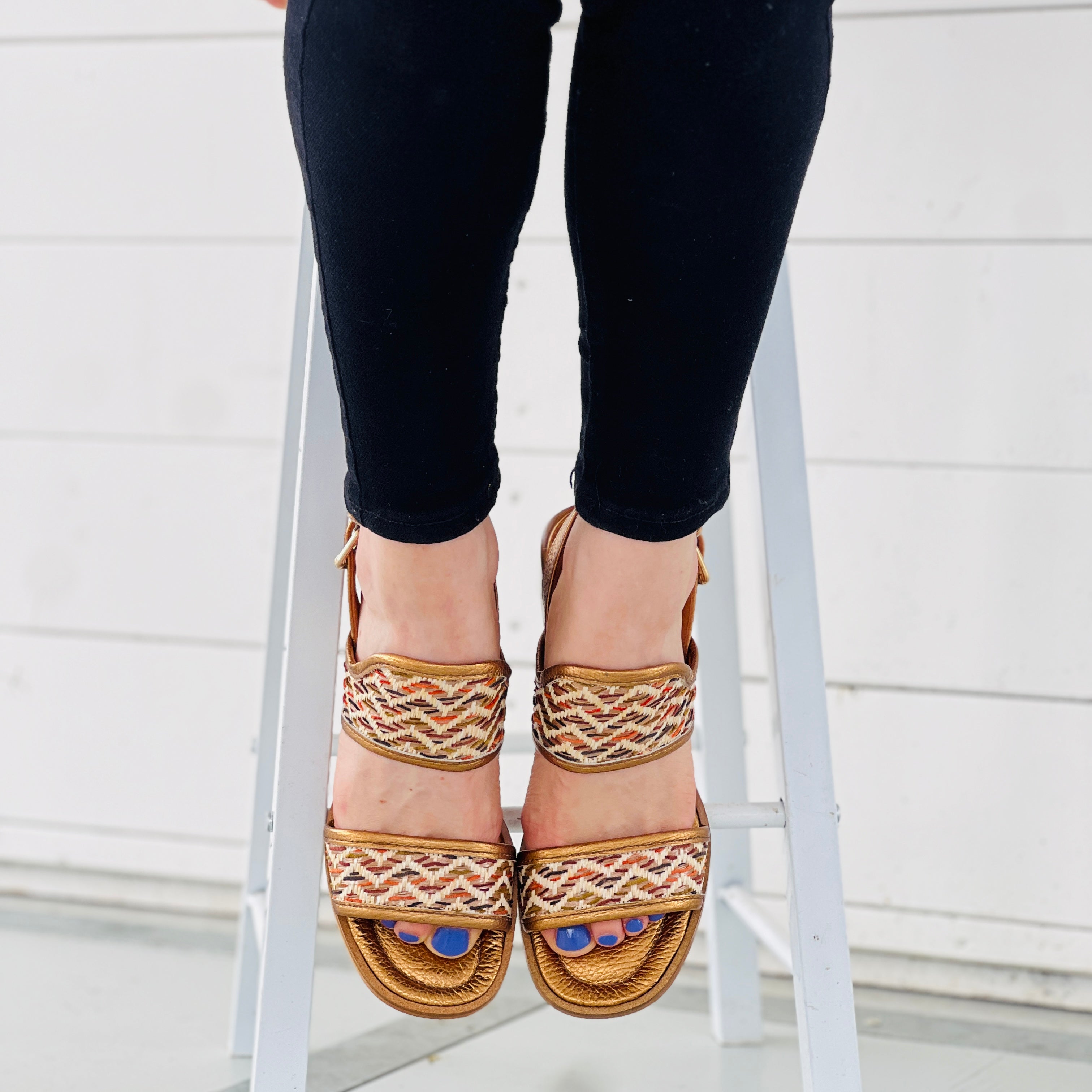 Image of Tulum champ sandalo estivo in pelle e rafia bronzo tacco 5 cm artigianale