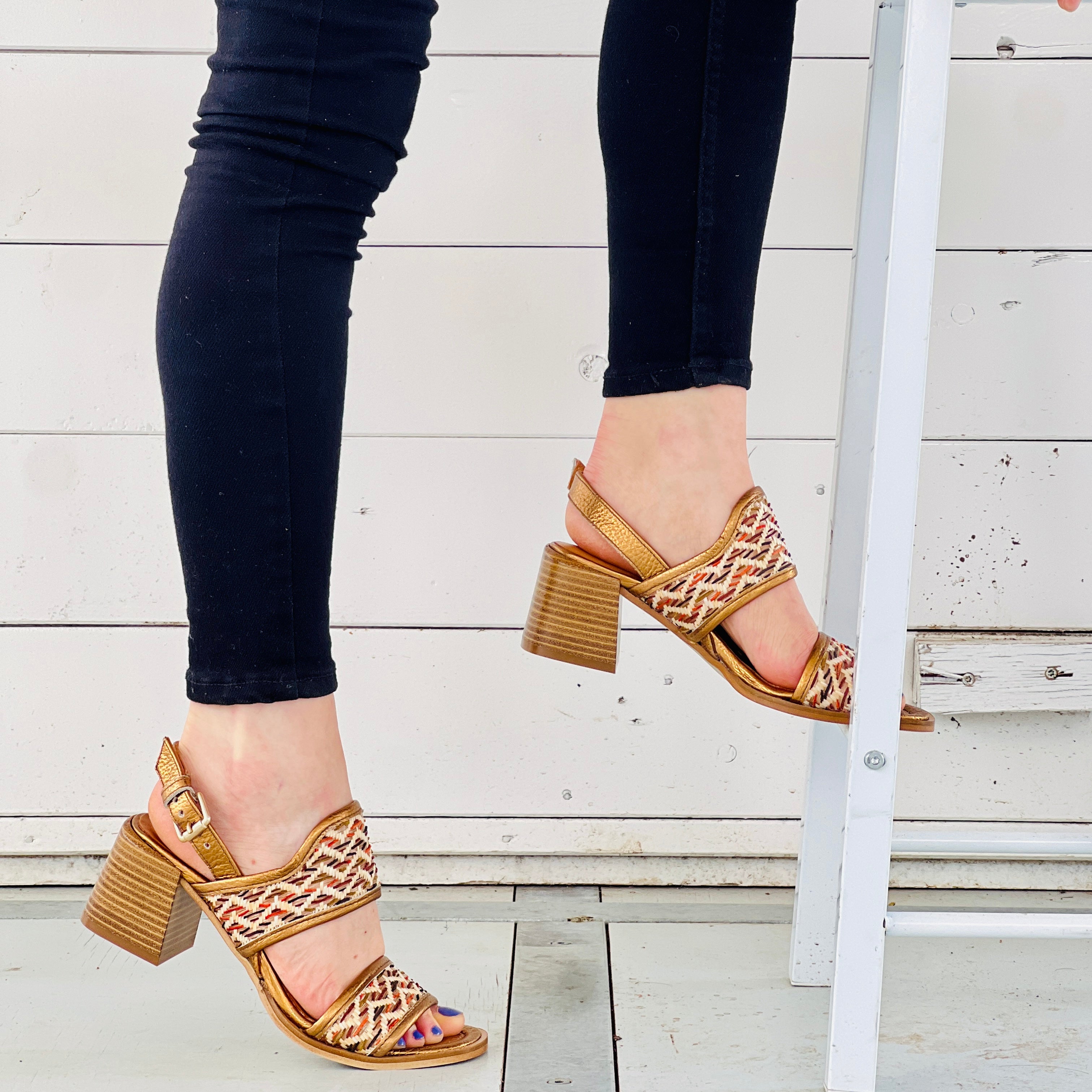 Image of Tulum champ sandalo estivo in pelle e rafia bronzo tacco 5 cm artigianale