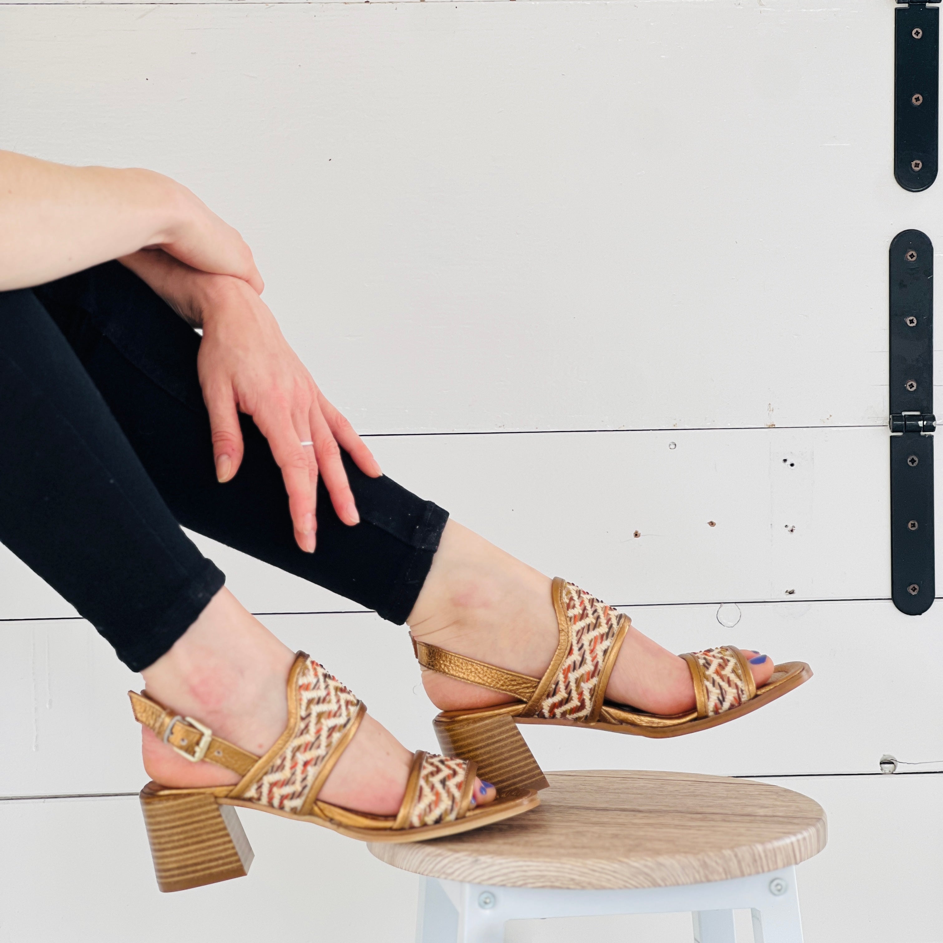 Image of Tulum champ sandalo estivo in pelle e rafia bronzo tacco 5 cm artigianale