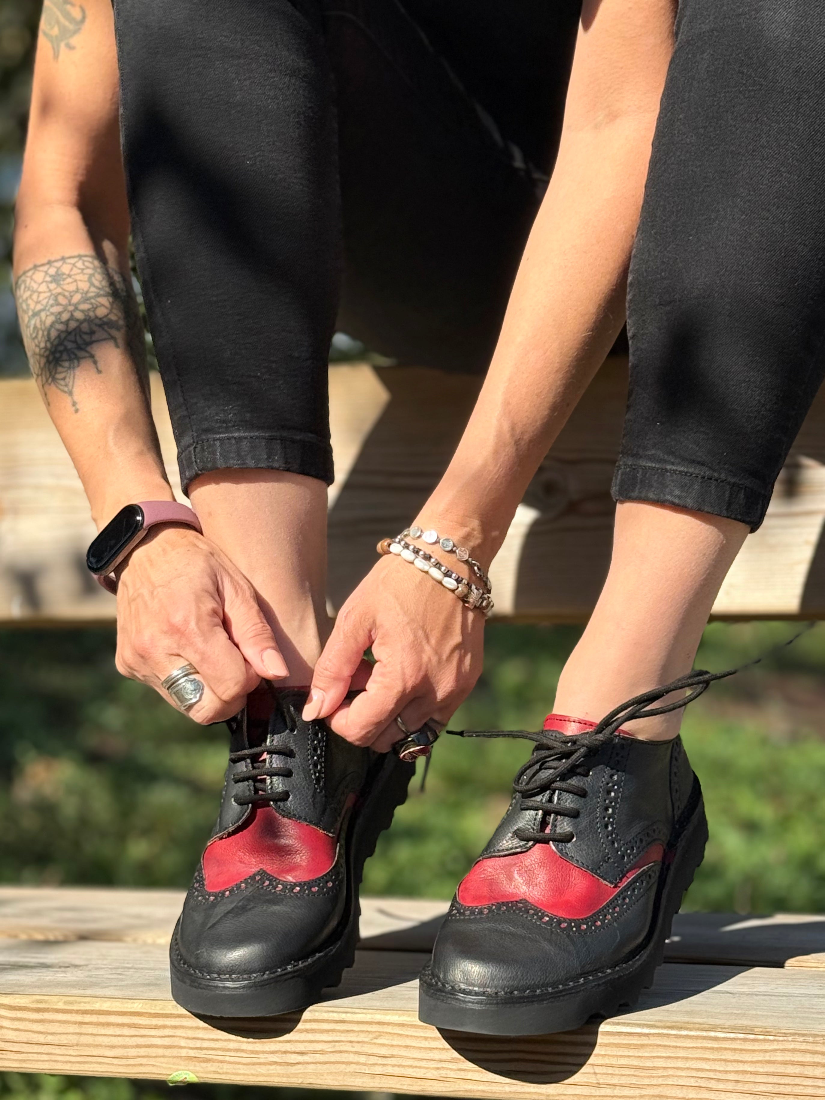 Lucignolo Black scarpa derby in nappa rossa e nera suola vibram artigianale toscana