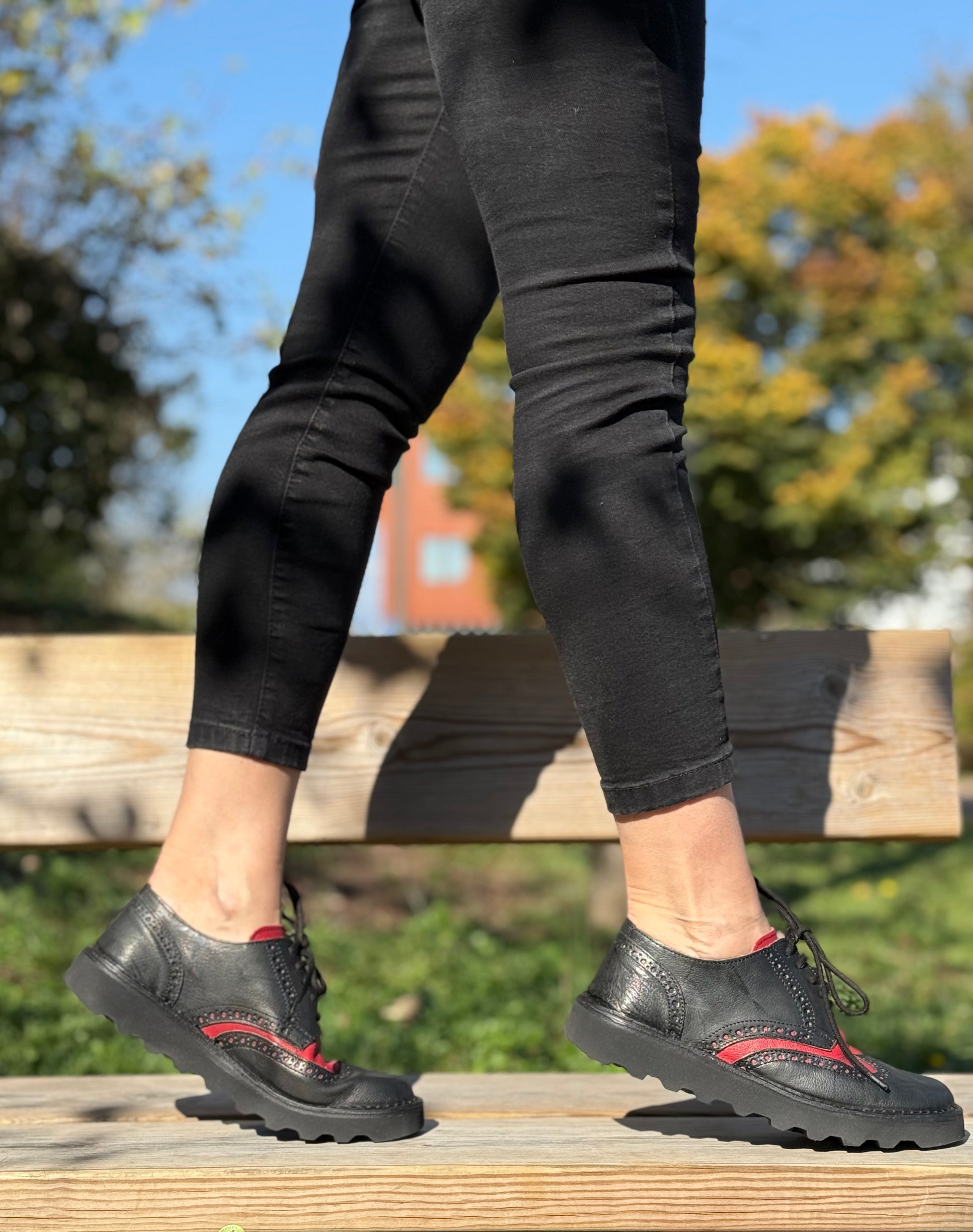 Lucignolo Black scarpa derby in nappa rossa e nera suola vibram artigianale toscana