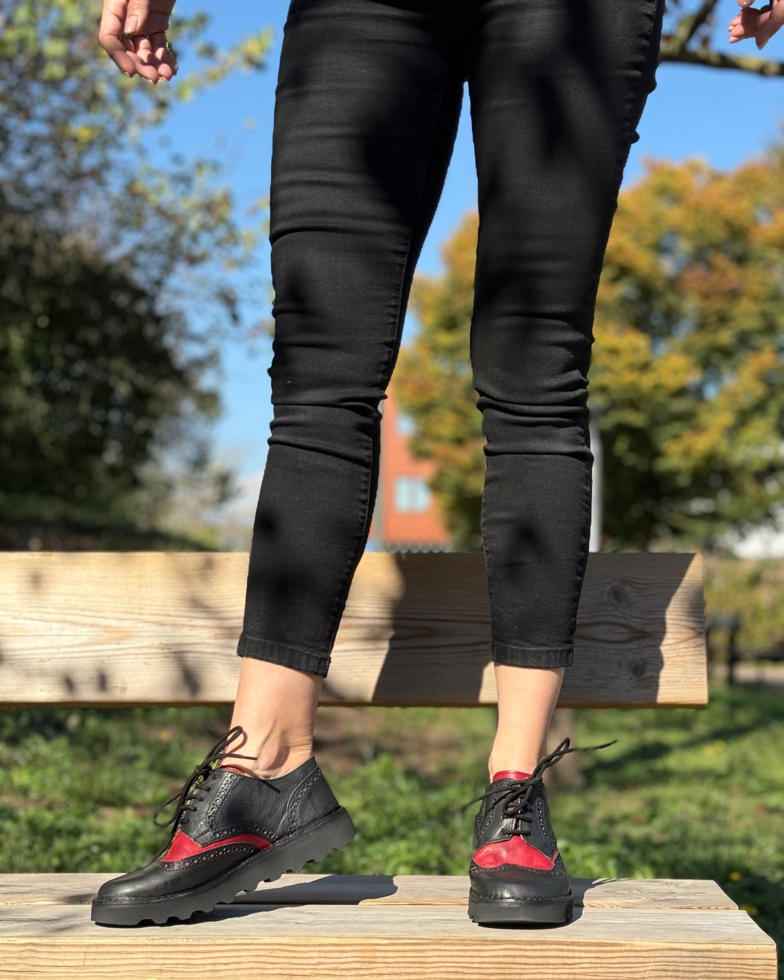 Lucignolo Black scarpa derby in nappa rossa e nera suola vibram artigianale toscana