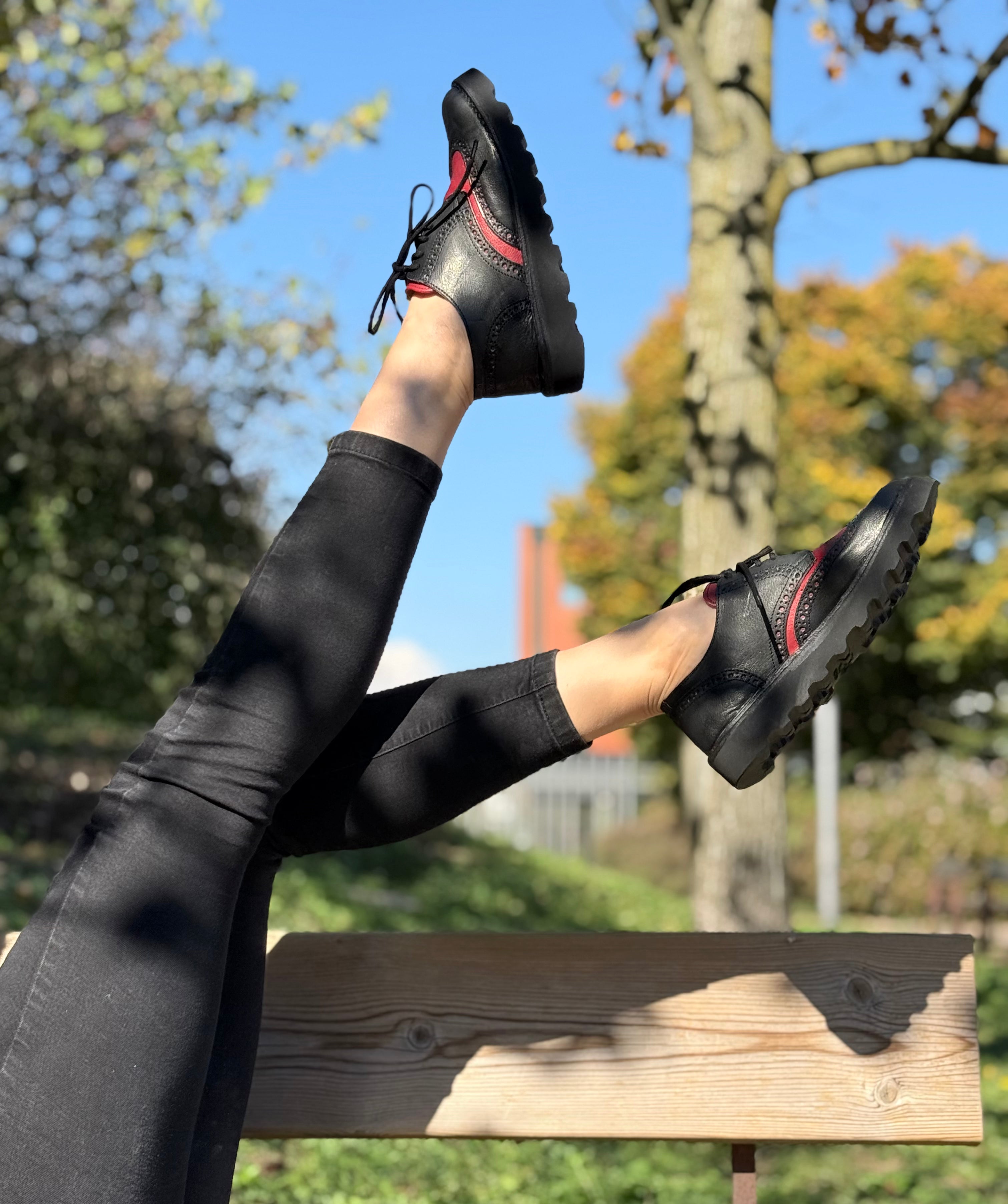 Lucignolo Black scarpa derby in nappa rossa e nera suola vibram artigianale toscana