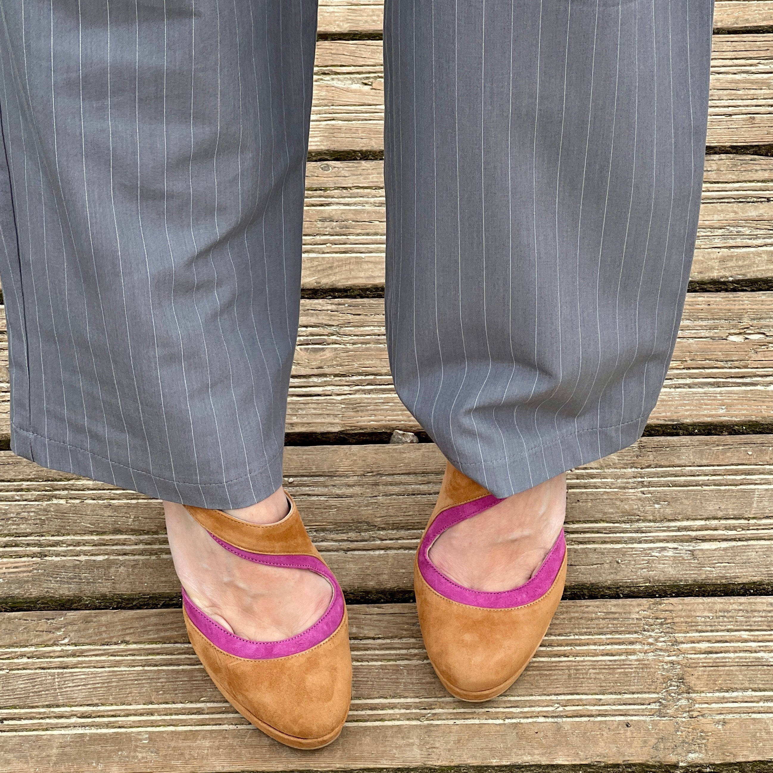 Image of Sake Cuoio decollete in camoscio nocciola e ciclamino plateau cm 9 artigianale pugliese