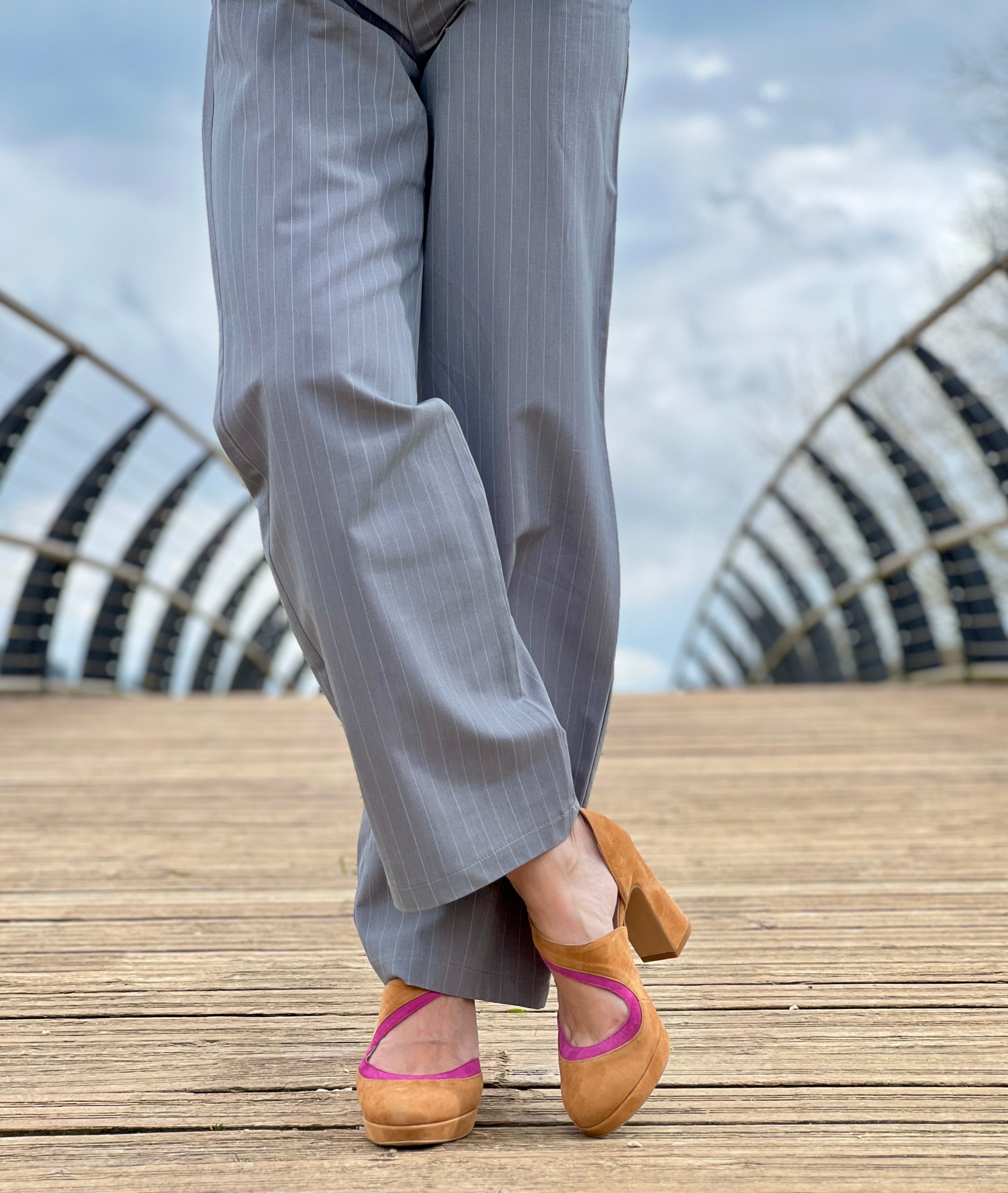 Image of Sake Cuoio decollete in camoscio nocciola e ciclamino plateau cm 9 artigianale pugliese