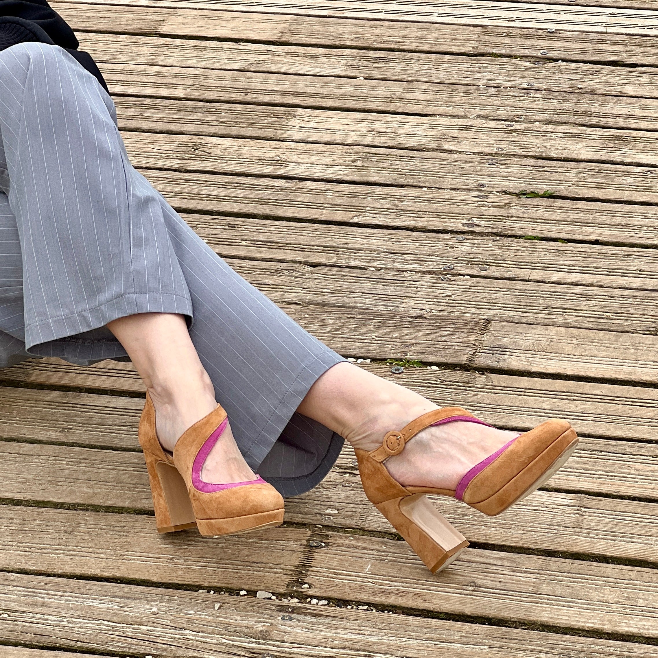 Image of Sake Cuoio decollete in camoscio nocciola e ciclamino plateau cm 9 artigianale pugliese