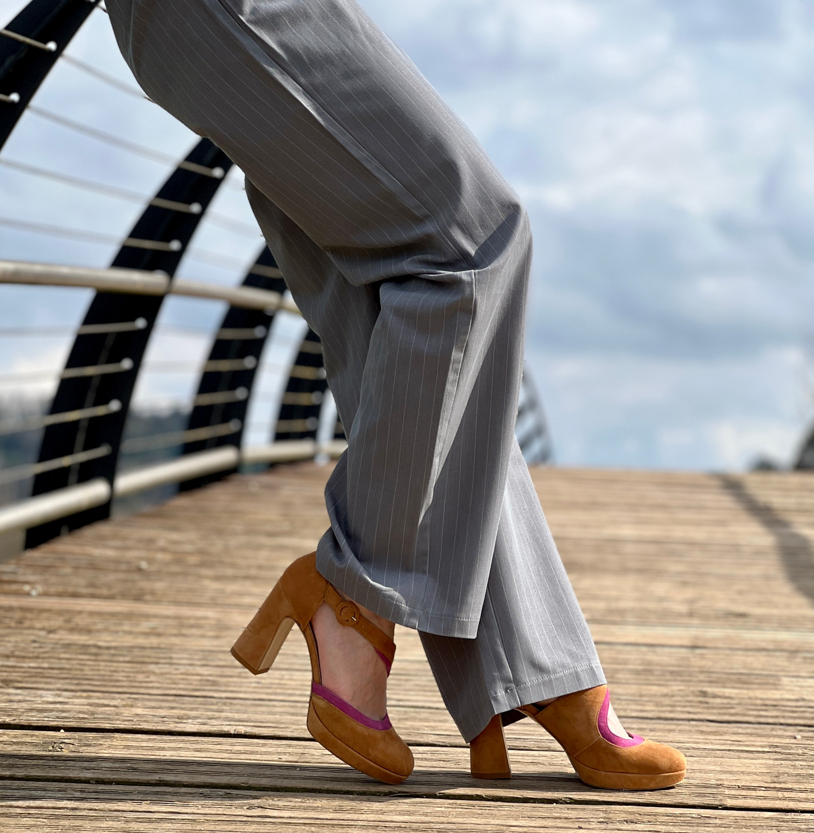 Image of Sake Cuoio decollete in camoscio nocciola e ciclamino plateau cm 9 artigianale pugliese